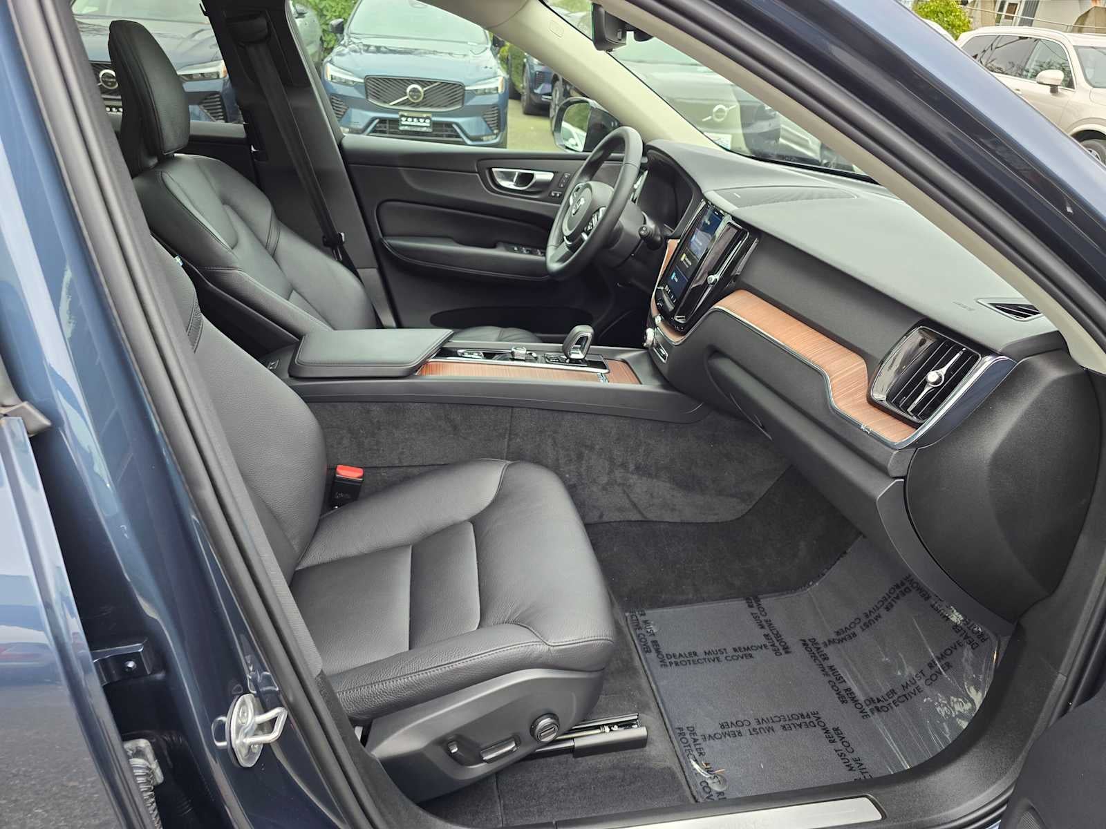 2024 Volvo XC60 Recharge Plug-In Hybrid Plus Dark Theme