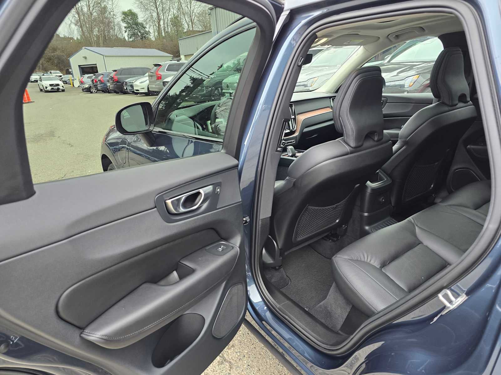 2024 Volvo XC60 Recharge Plug-In Hybrid Plus Dark Theme