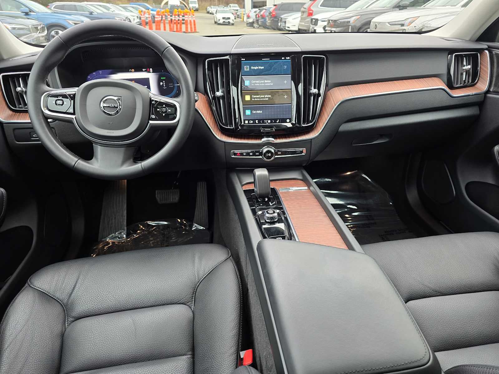 2024 Volvo XC60 Recharge Plug-In Hybrid Plus Dark Theme