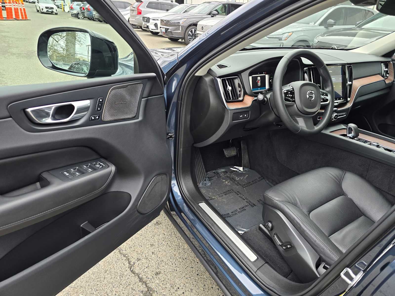 2024 Volvo XC60 Recharge Plug-In Hybrid Plus Dark Theme