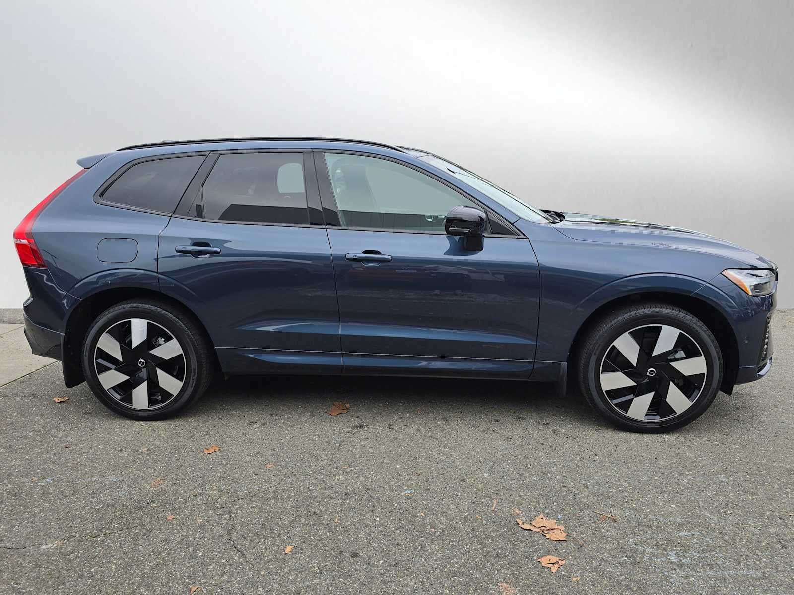 2024 Volvo XC60 Recharge Plug-In Hybrid Plus Dark Theme