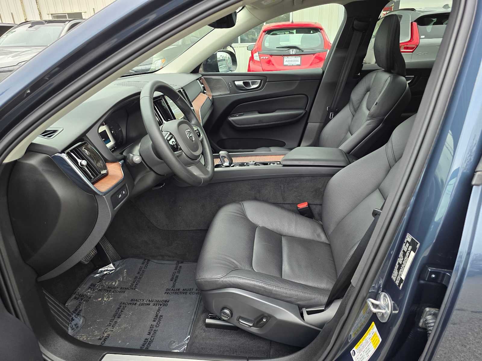 2024 Volvo XC60 Recharge Plug-In Hybrid Plus Dark Theme