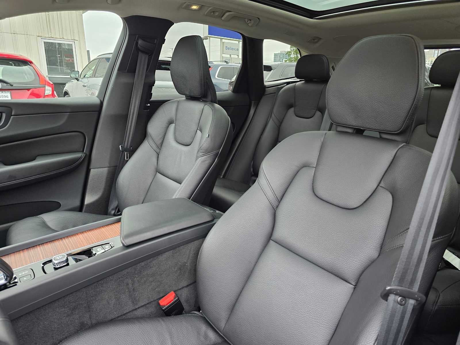 2024 Volvo XC60 Recharge Plug-In Hybrid Plus Dark Theme