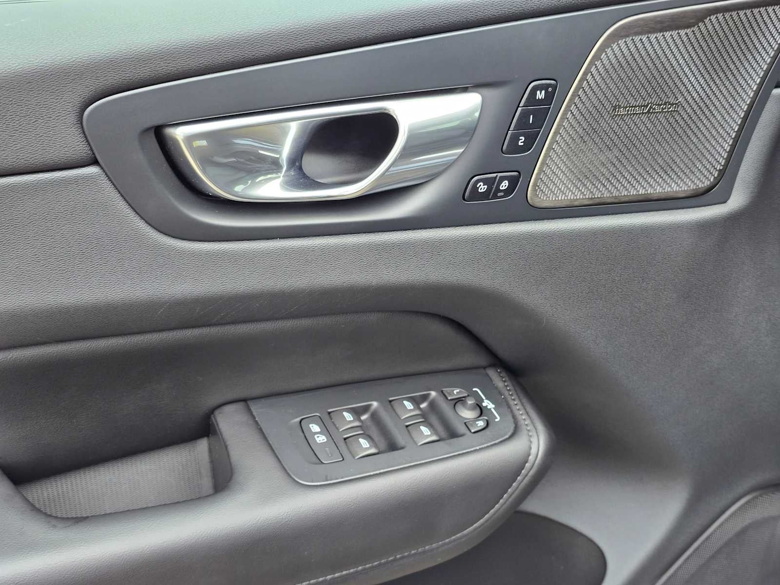 2024 Volvo XC60 Recharge Plug-In Hybrid Plus Dark Theme