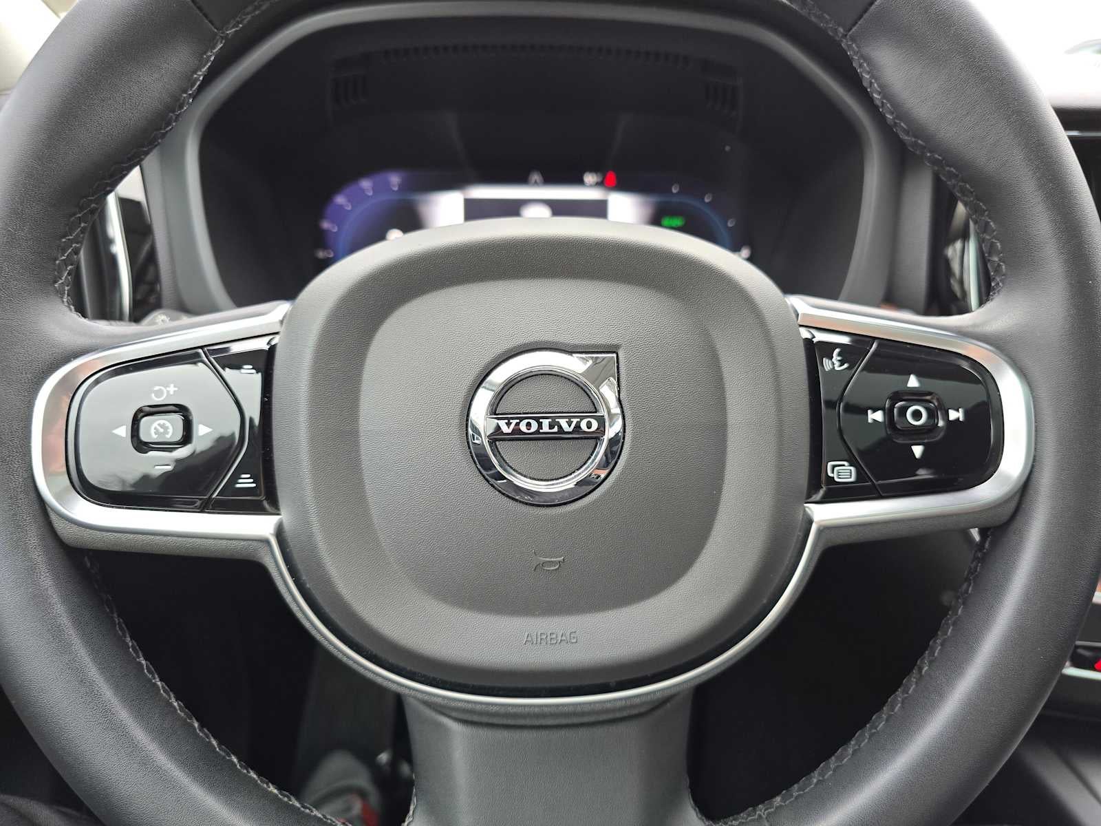 2024 Volvo XC60 Recharge Plug-In Hybrid Plus Dark Theme