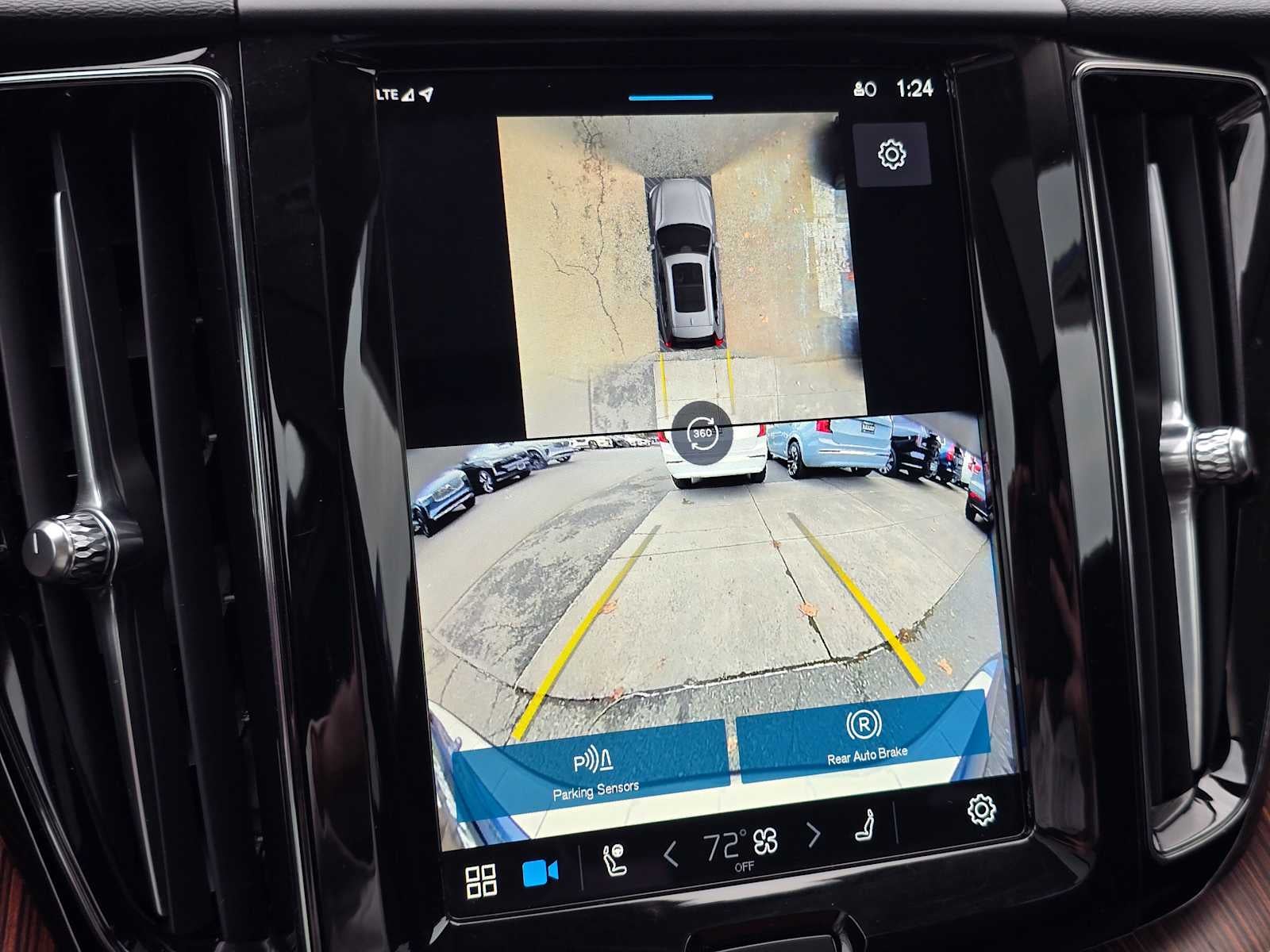 2024 Volvo XC60 Recharge Plug-In Hybrid Plus Dark Theme