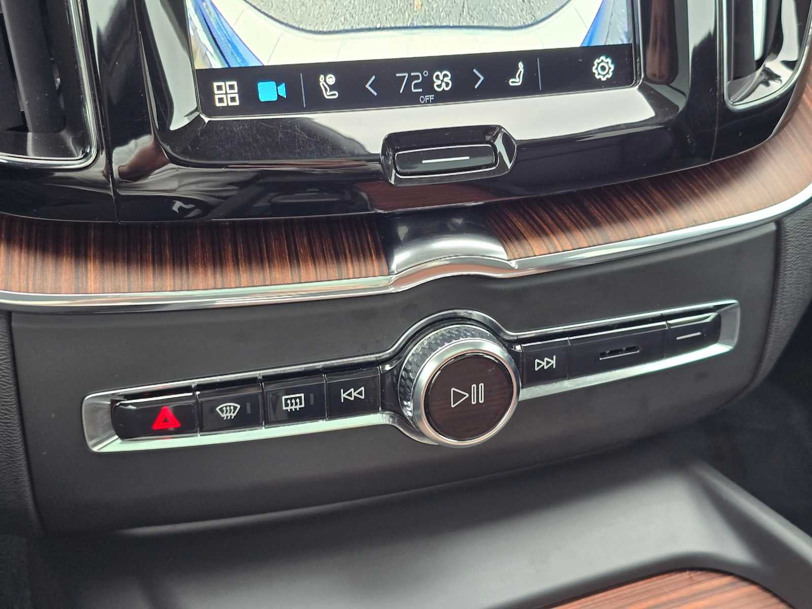 2024 Volvo XC60 Recharge Plug-In Hybrid Plus Dark Theme