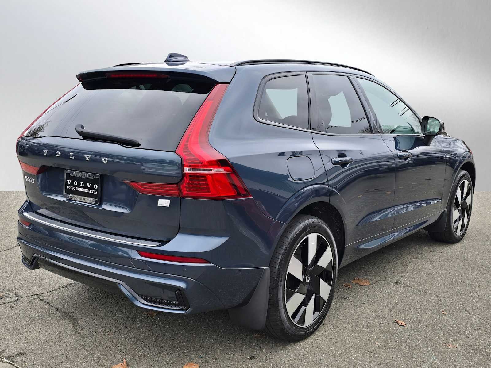 2024 Volvo XC60 Recharge Plug-In Hybrid Plus Dark Theme