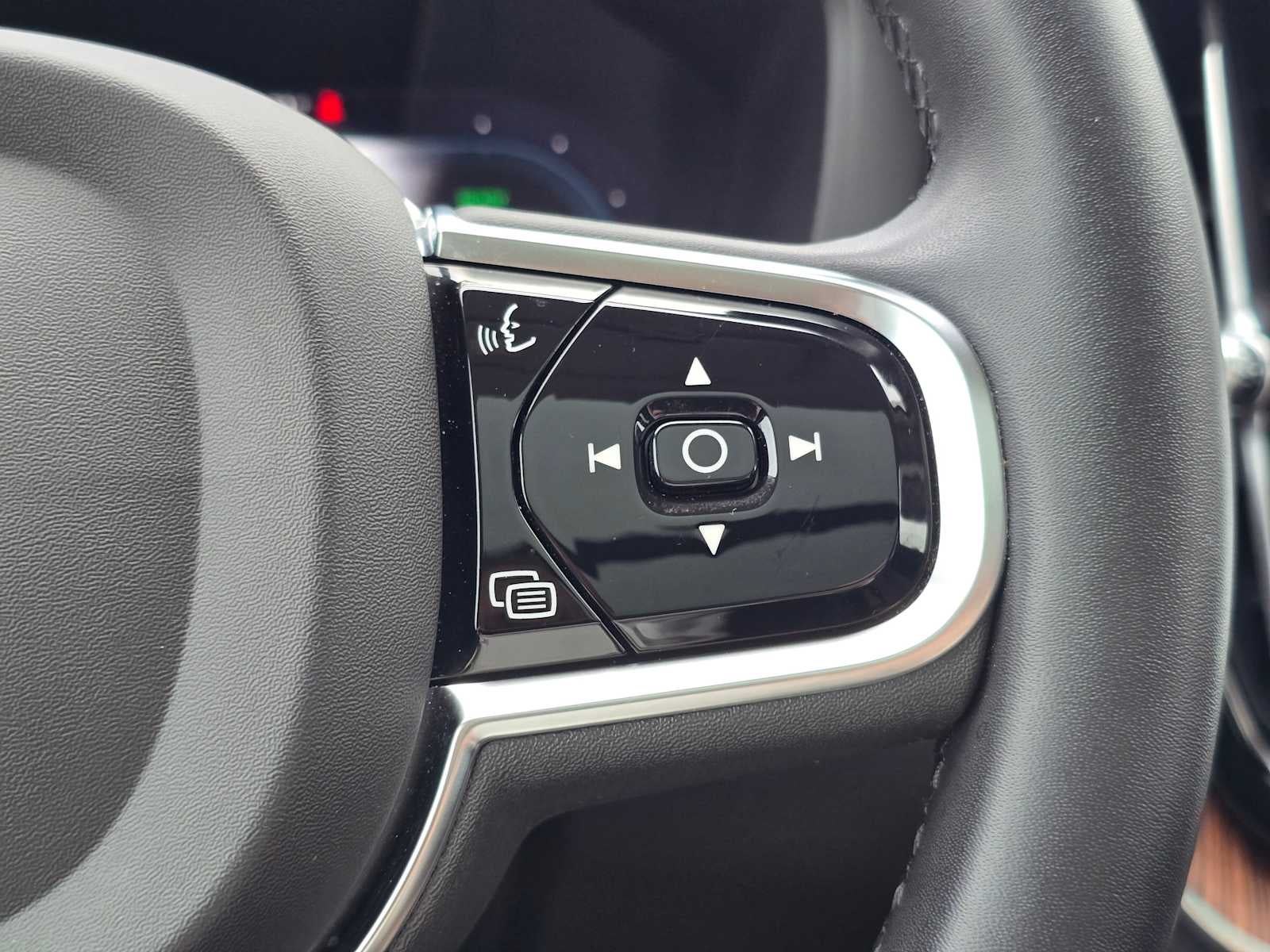 2024 Volvo XC60 Recharge Plug-In Hybrid Plus Dark Theme