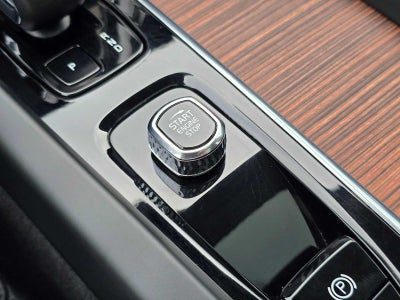 2024 Volvo XC60 Recharge Plug-In Hybrid Plus Dark Theme