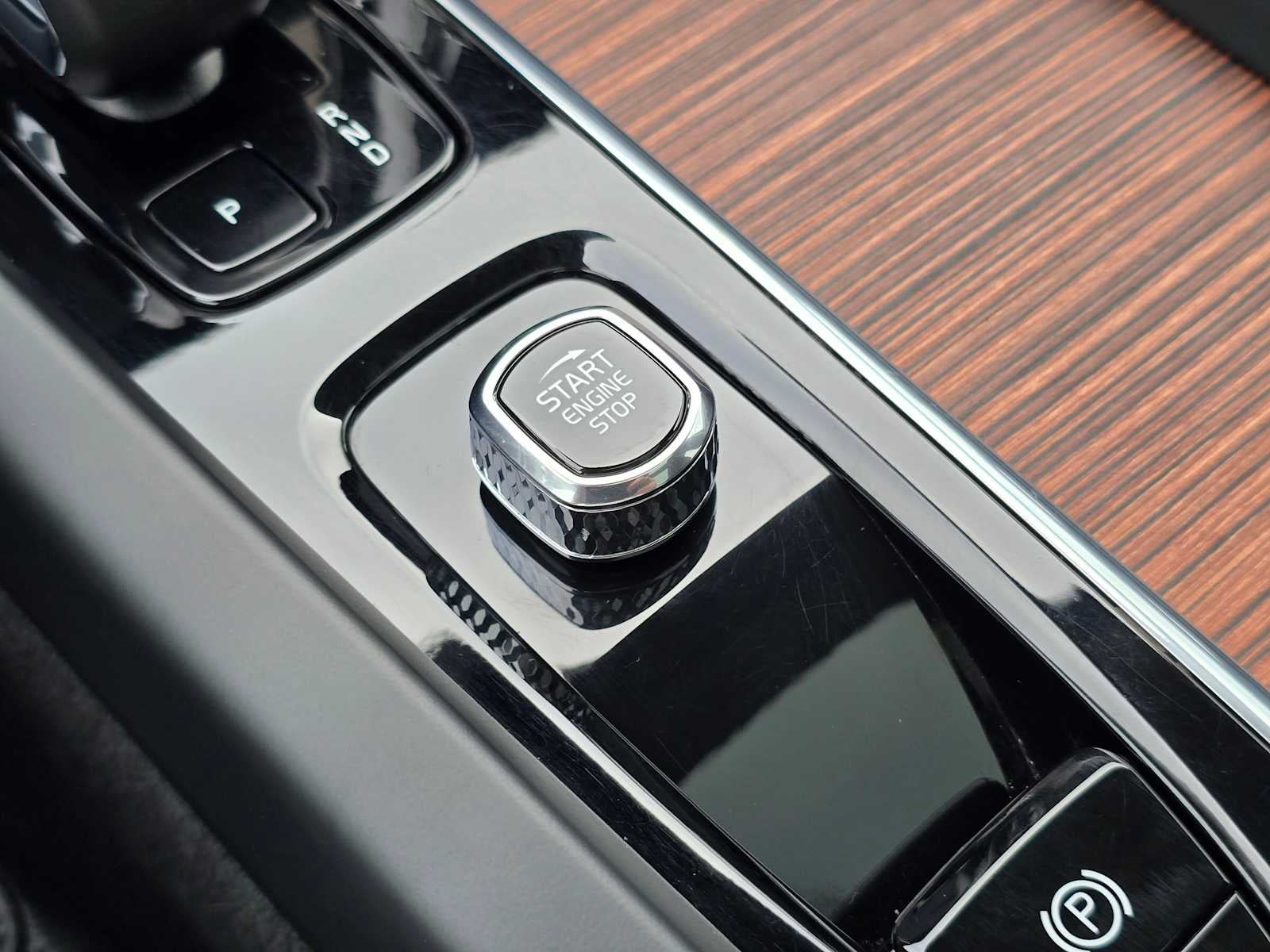 2024 Volvo XC60 Recharge Plug-In Hybrid Plus Dark Theme