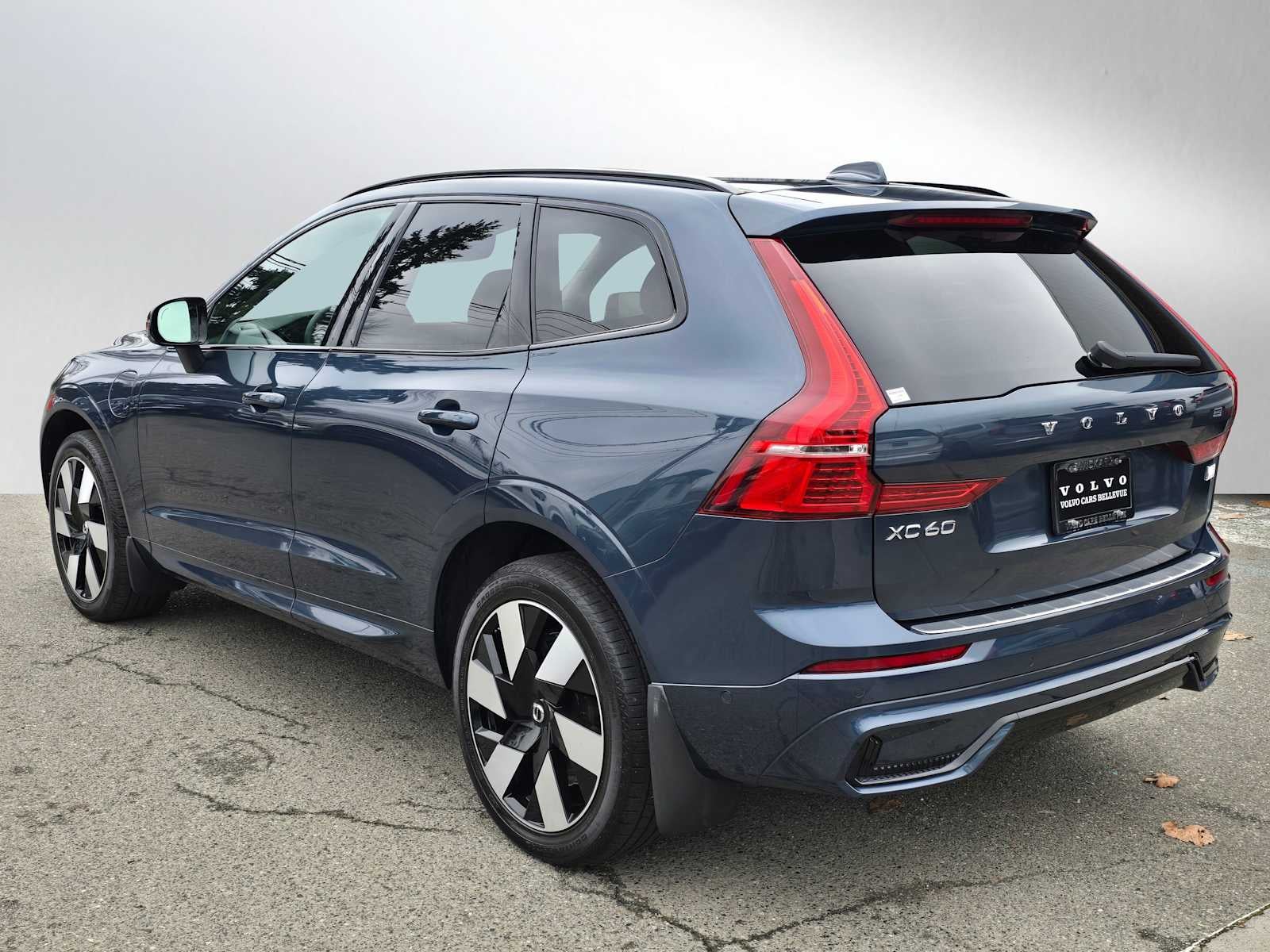 2024 Volvo XC60 Recharge Plug-In Hybrid Plus Dark Theme