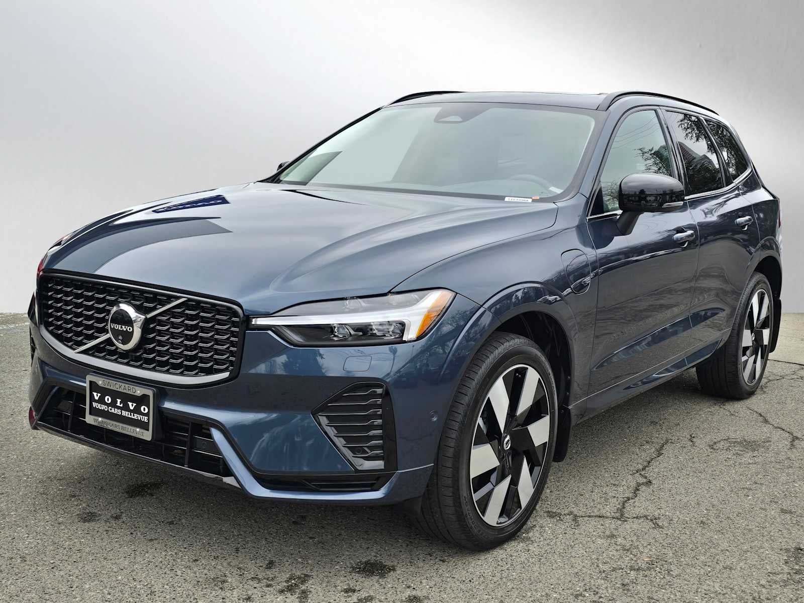 2024 Volvo XC60 Recharge Plug-In Hybrid Plus Dark Theme