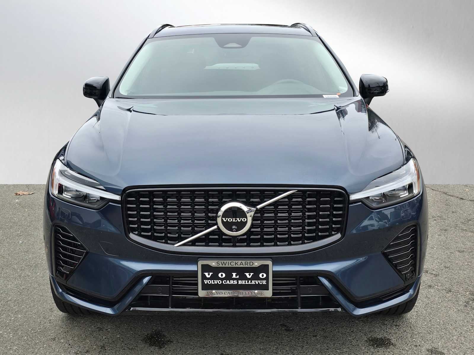 2024 Volvo XC60 Recharge Plug-In Hybrid Plus Dark Theme