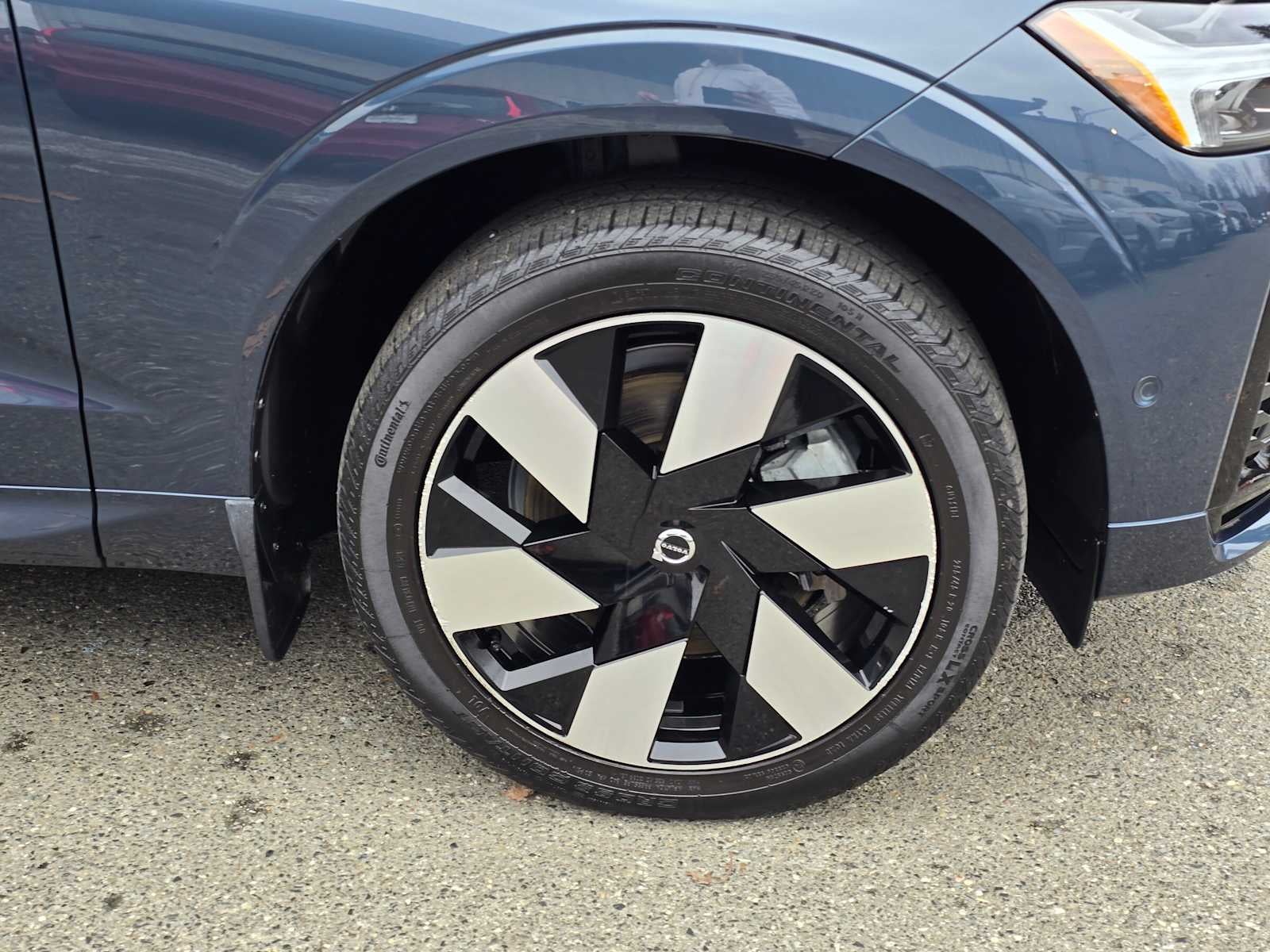 2024 Volvo XC60 Recharge Plug-In Hybrid Plus Dark Theme