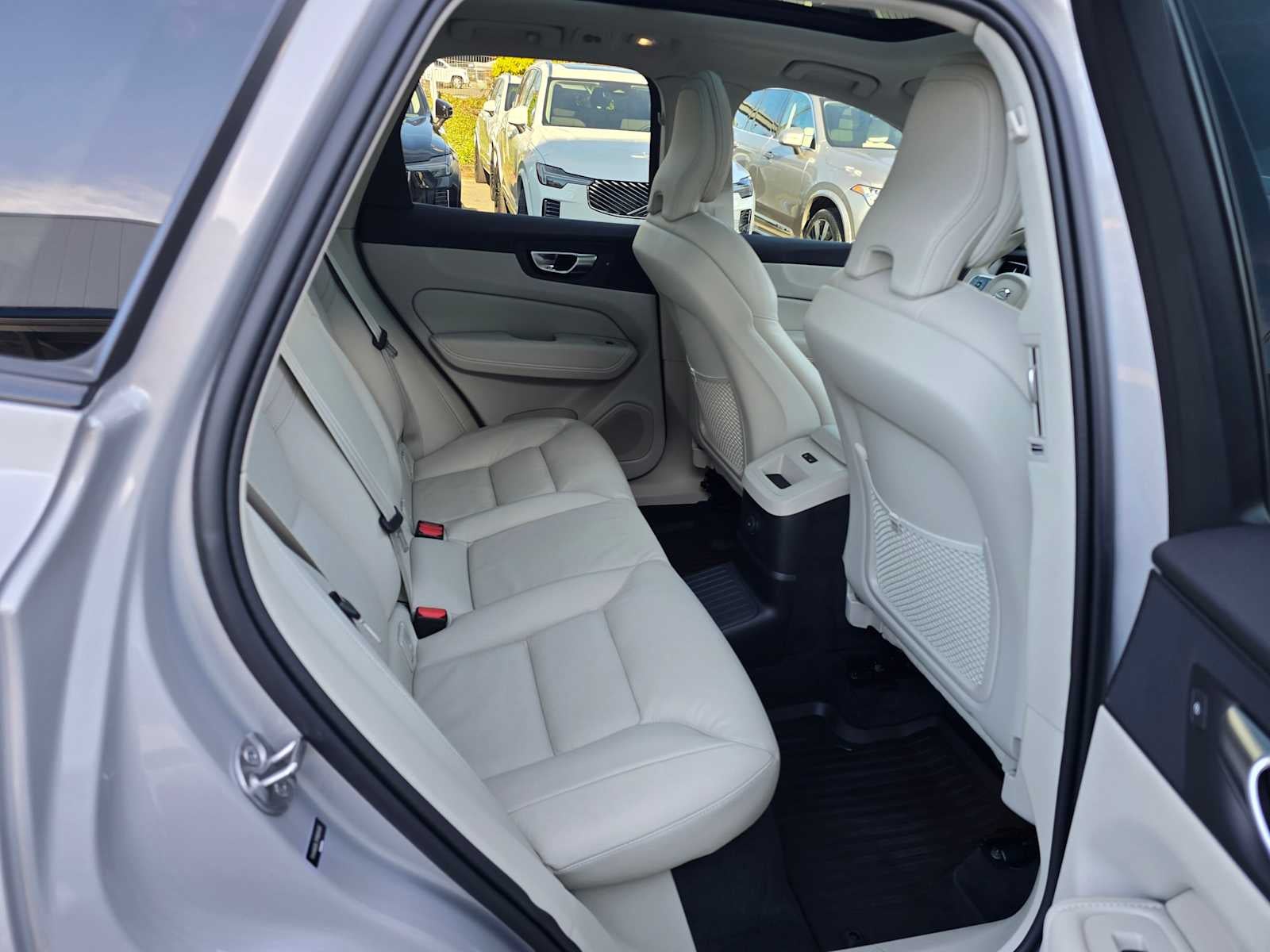 2024 Volvo XC60 Recharge Plug-In Hybrid Plus Dark Theme