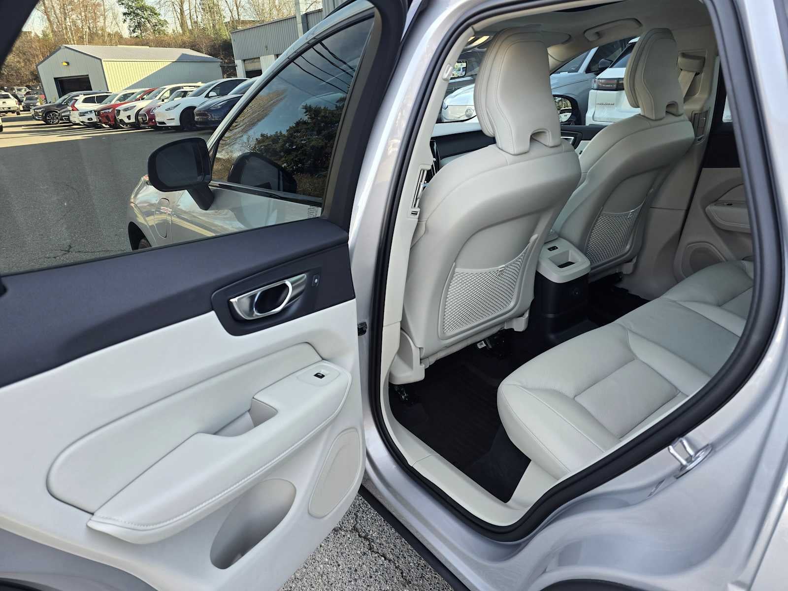 2024 Volvo XC60 Recharge Plug-In Hybrid Plus Dark Theme