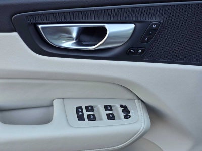 2024 Volvo XC60 Recharge Plug-In Hybrid Plus Dark Theme