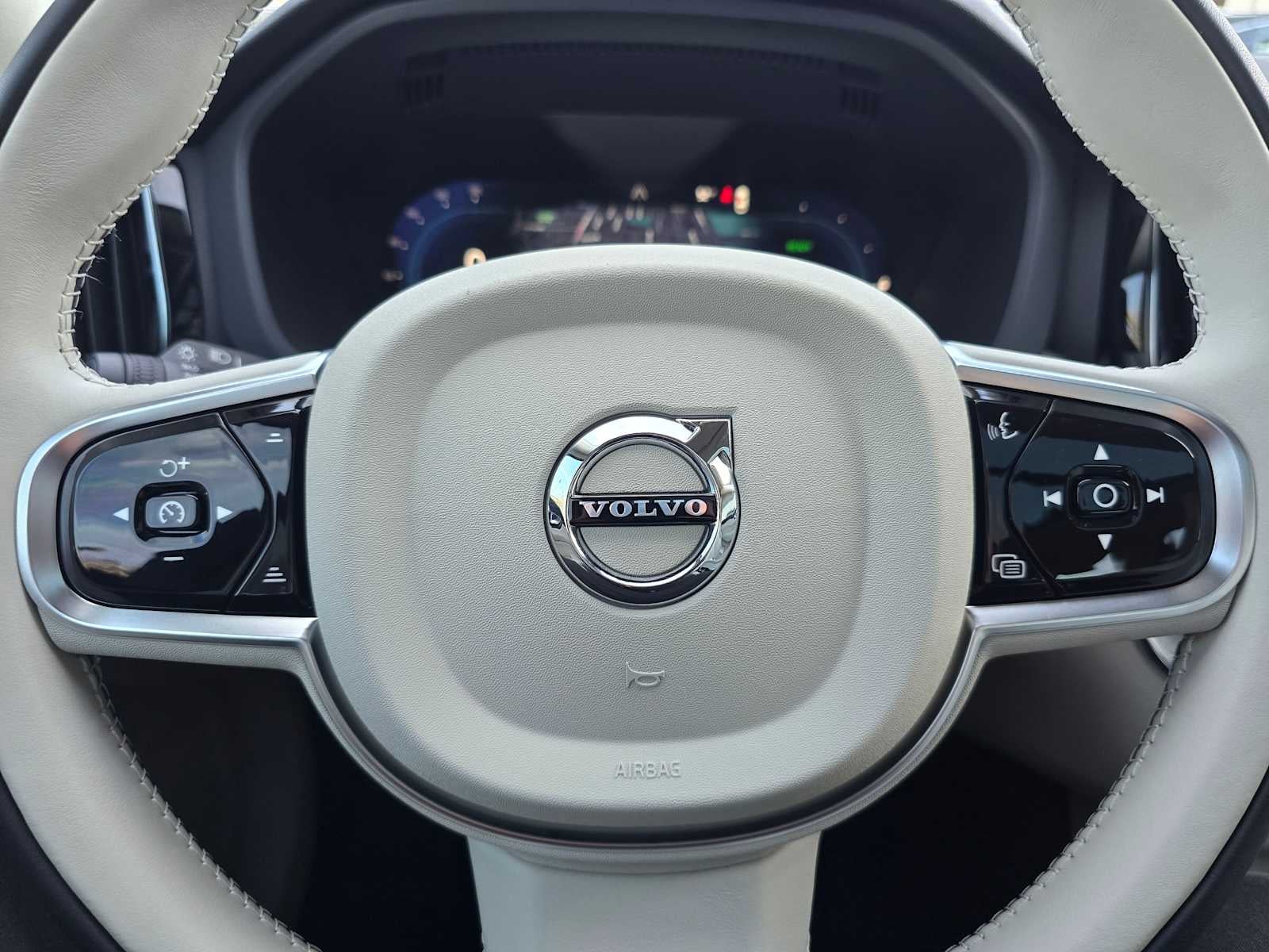 2024 Volvo XC60 Recharge Plug-In Hybrid Plus Dark Theme