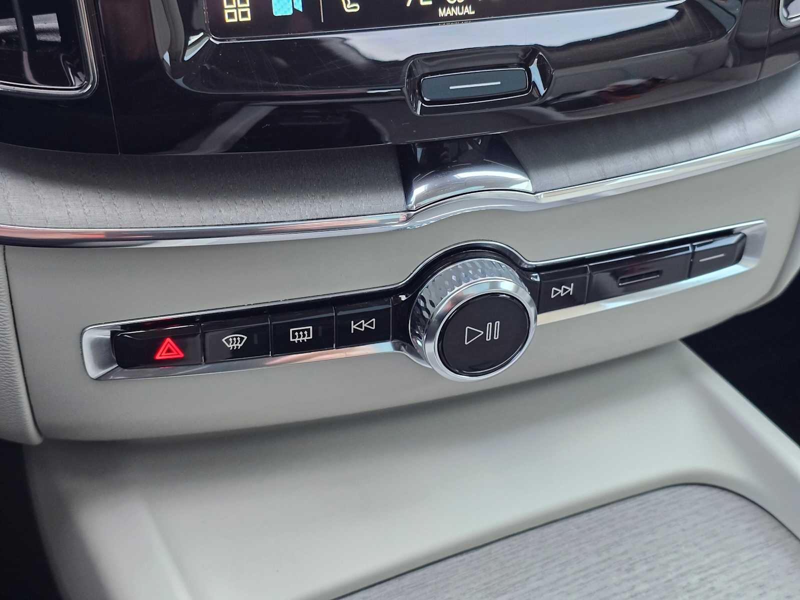 2024 Volvo XC60 Recharge Plug-In Hybrid Plus Dark Theme