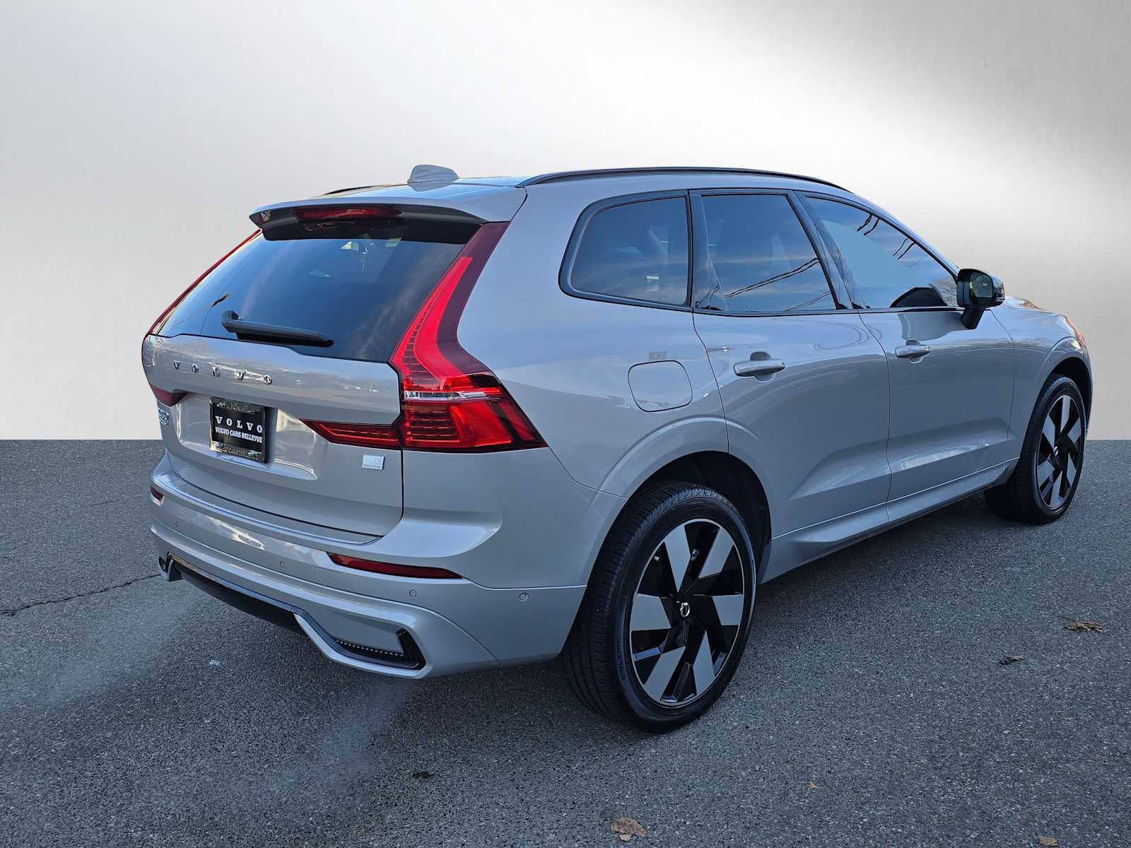 2024 Volvo XC60 Recharge Plug-In Hybrid Plus Dark Theme