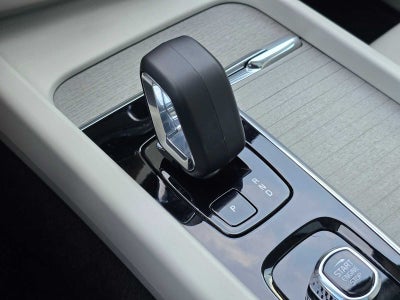 2024 Volvo XC60 Recharge Plug-In Hybrid Plus Dark Theme