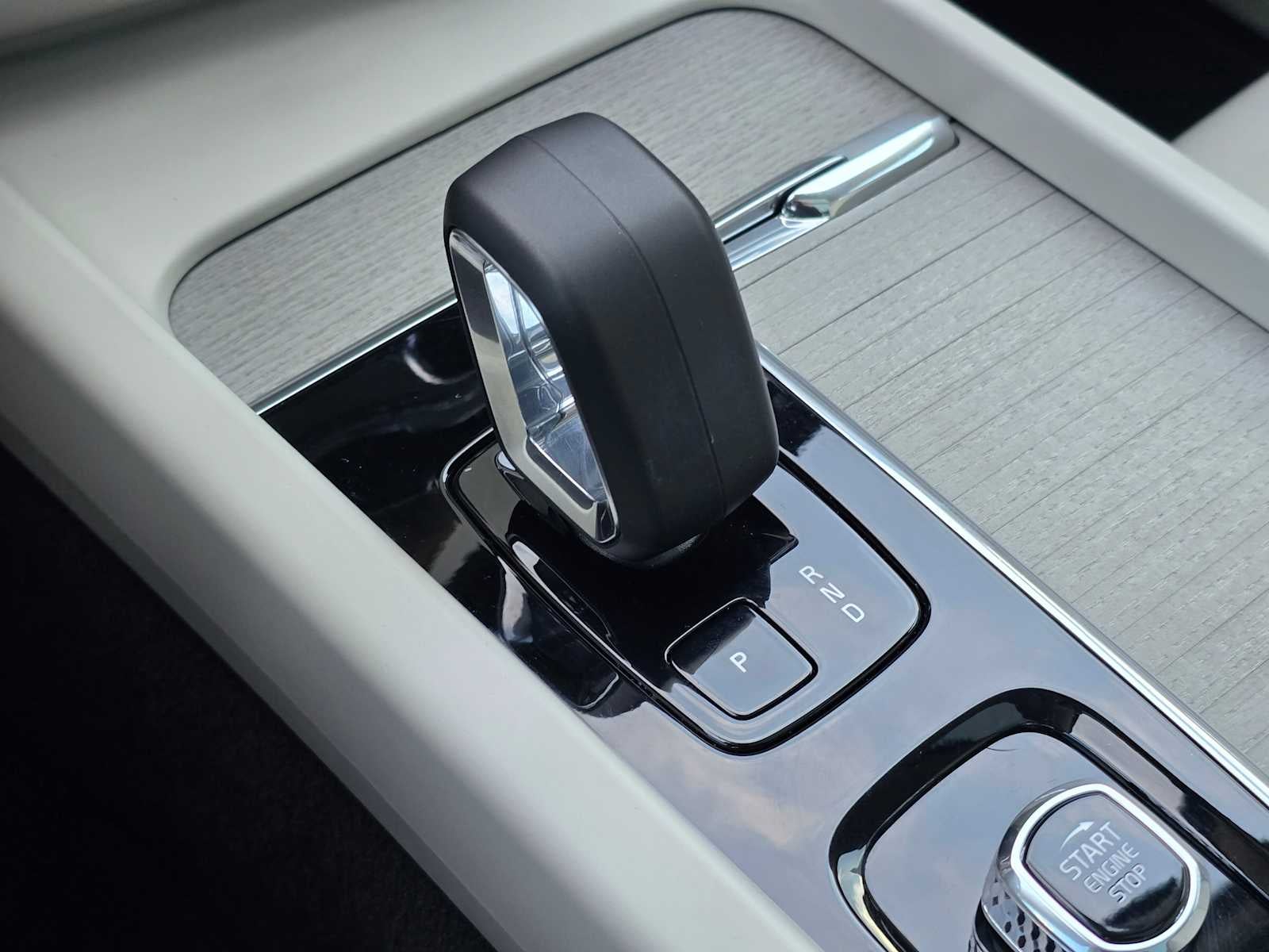 2024 Volvo XC60 Recharge Plug-In Hybrid Plus Dark Theme