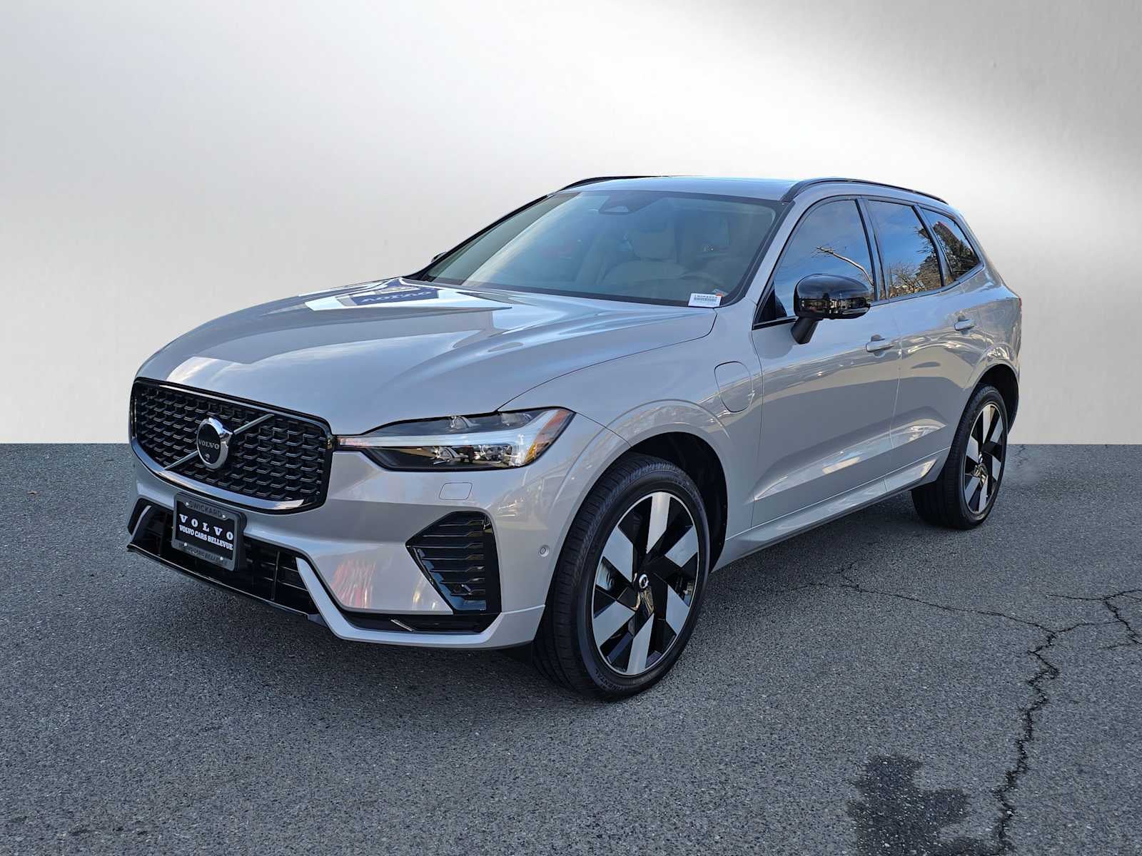 2024 Volvo XC60 Recharge Plug-In Hybrid Plus Dark Theme
