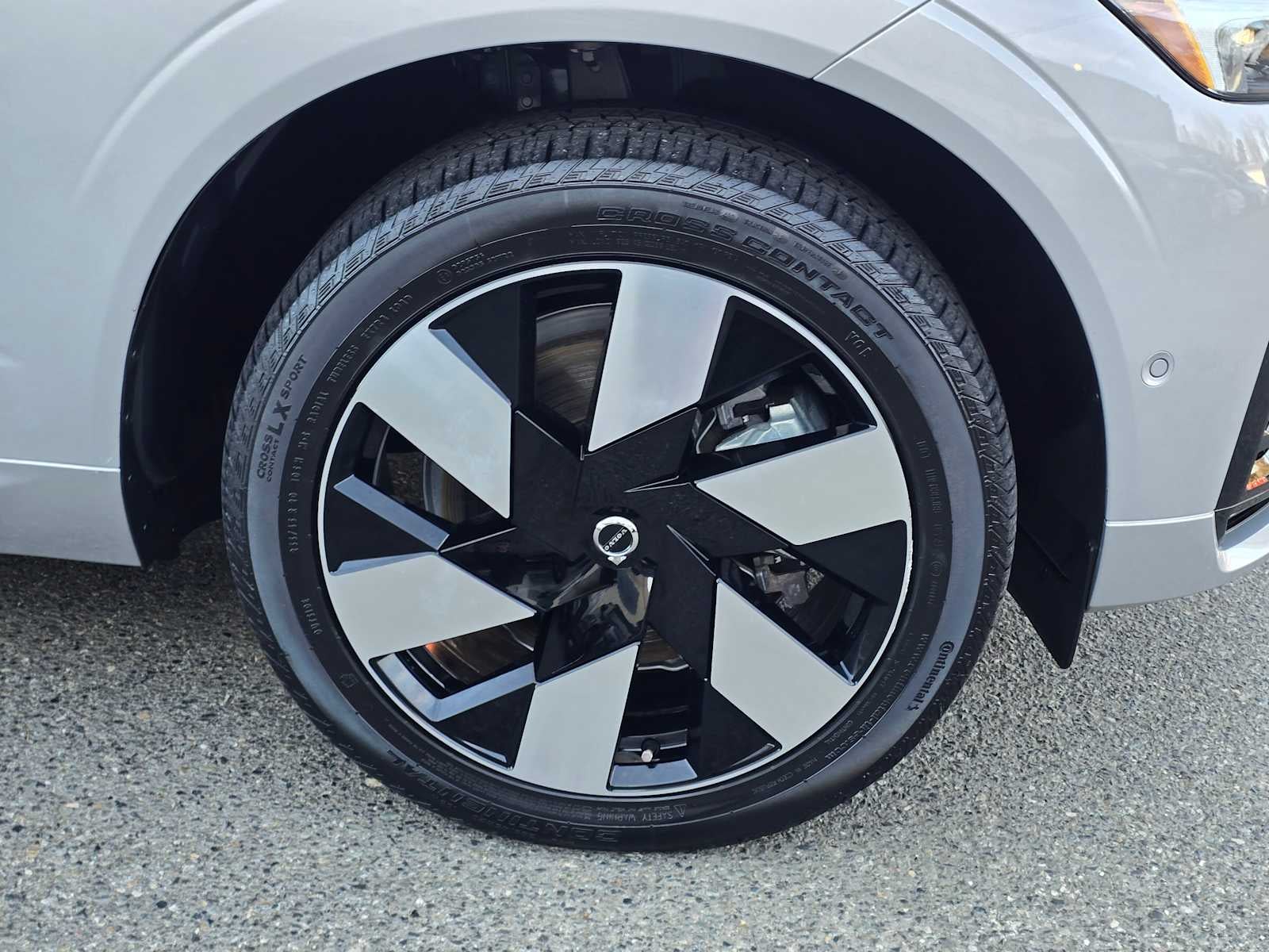 2024 Volvo XC60 Recharge Plug-In Hybrid Plus Dark Theme