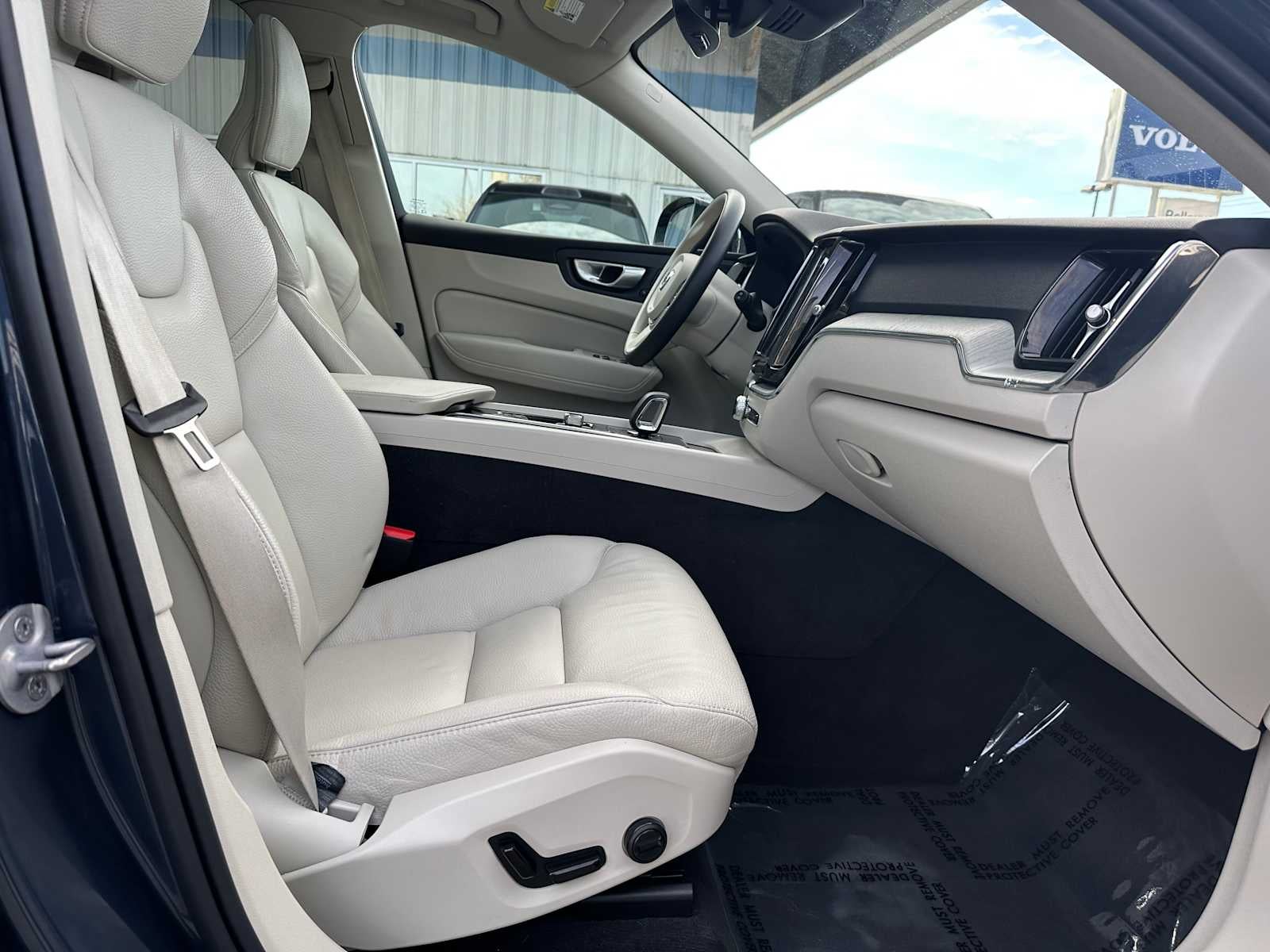 2024 Volvo XC60 Recharge Plug-In Hybrid Plus Dark Theme