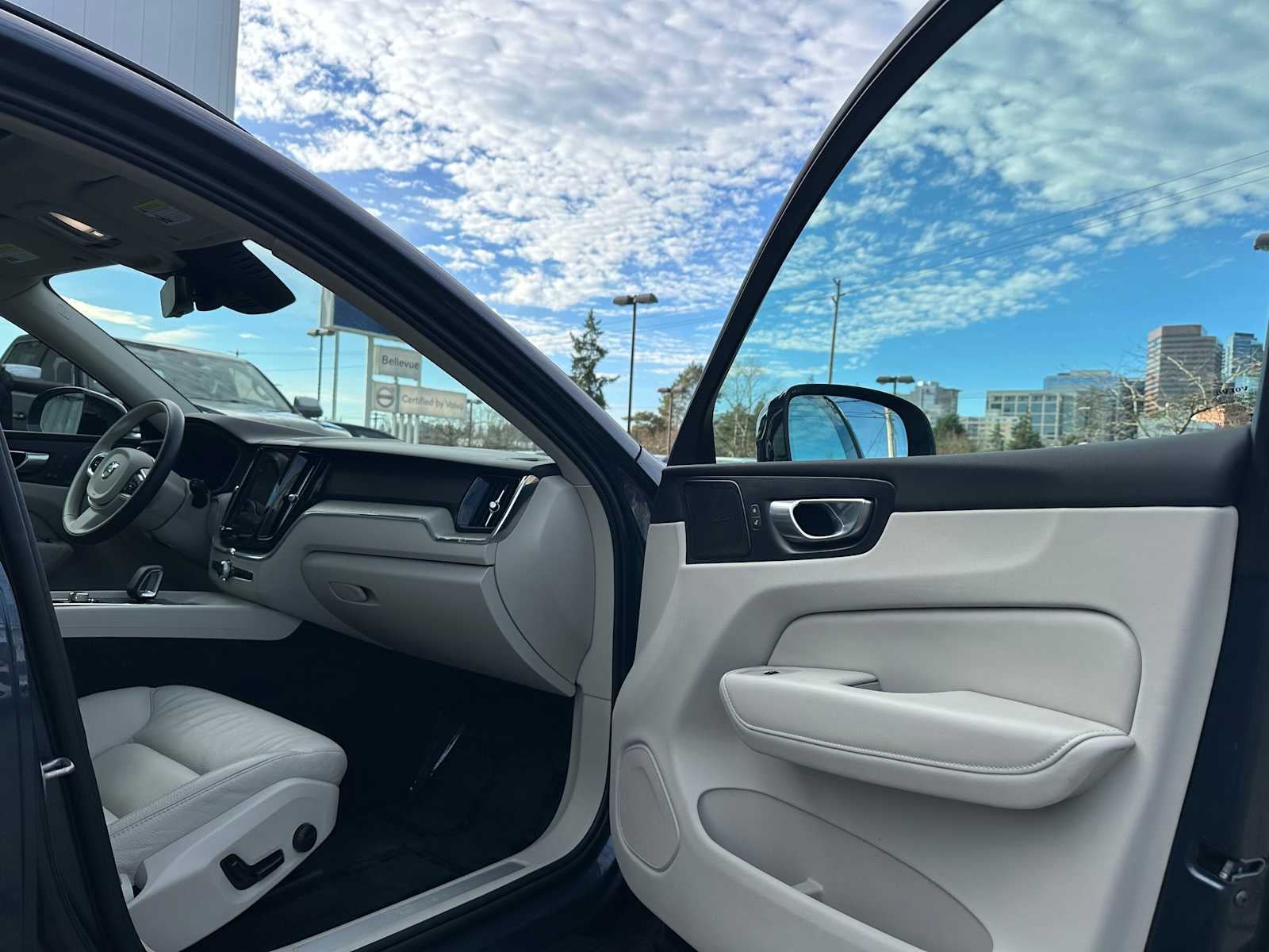 2024 Volvo XC60 Recharge Plug-In Hybrid Plus Dark Theme