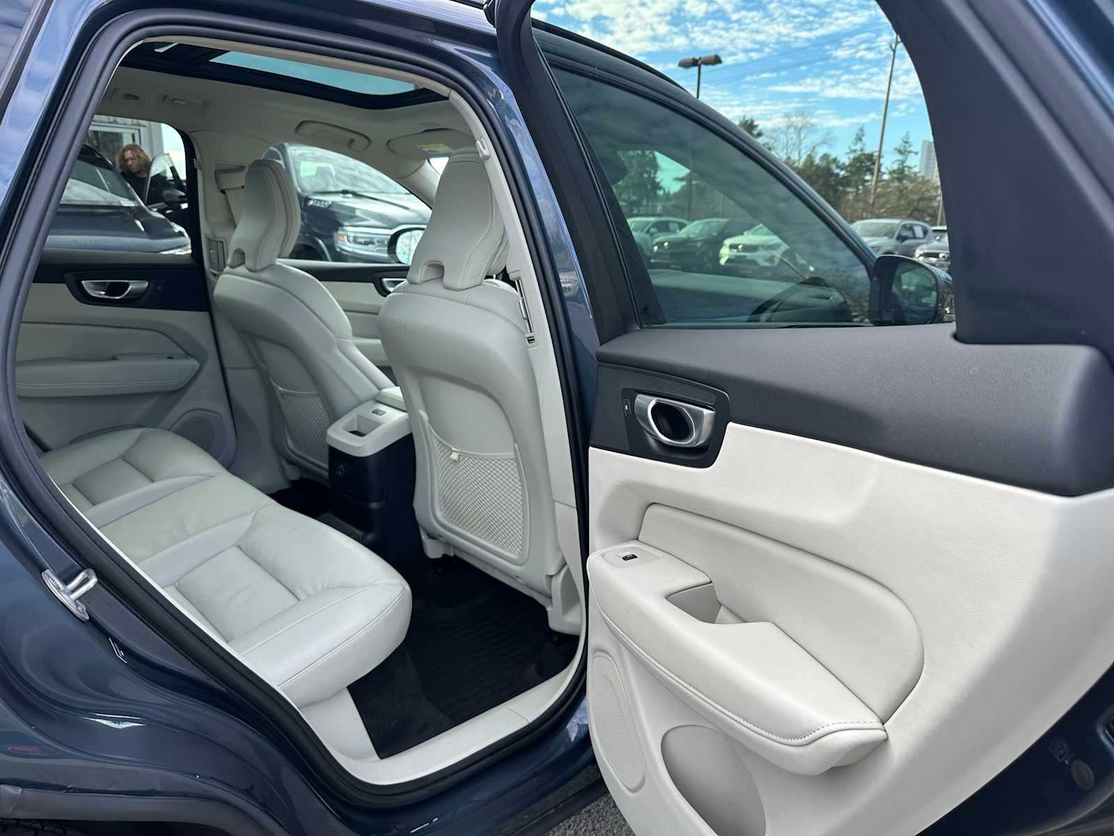 2024 Volvo XC60 Recharge Plug-In Hybrid Plus Dark Theme