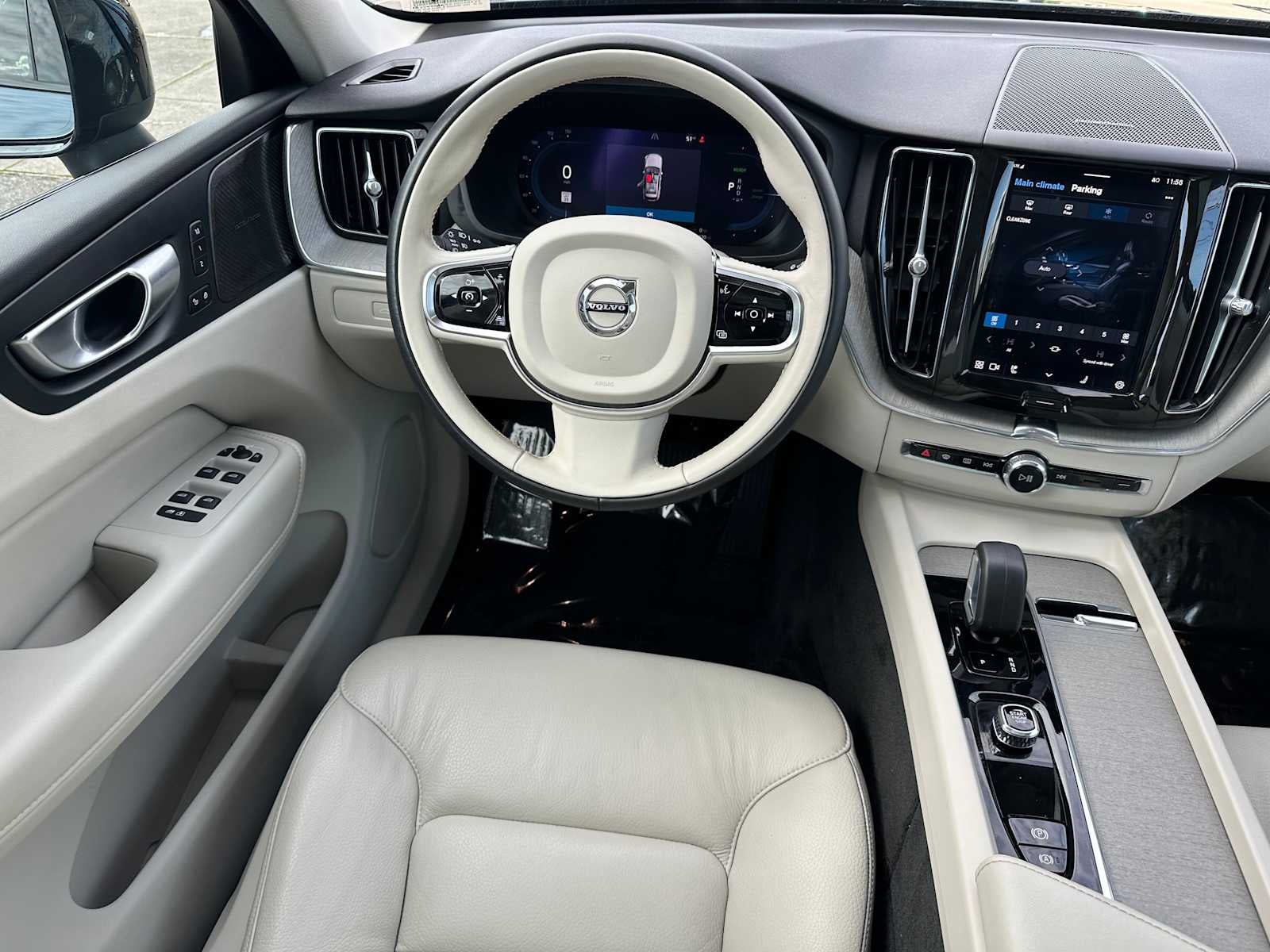 2024 Volvo XC60 Recharge Plug-In Hybrid Plus Dark Theme