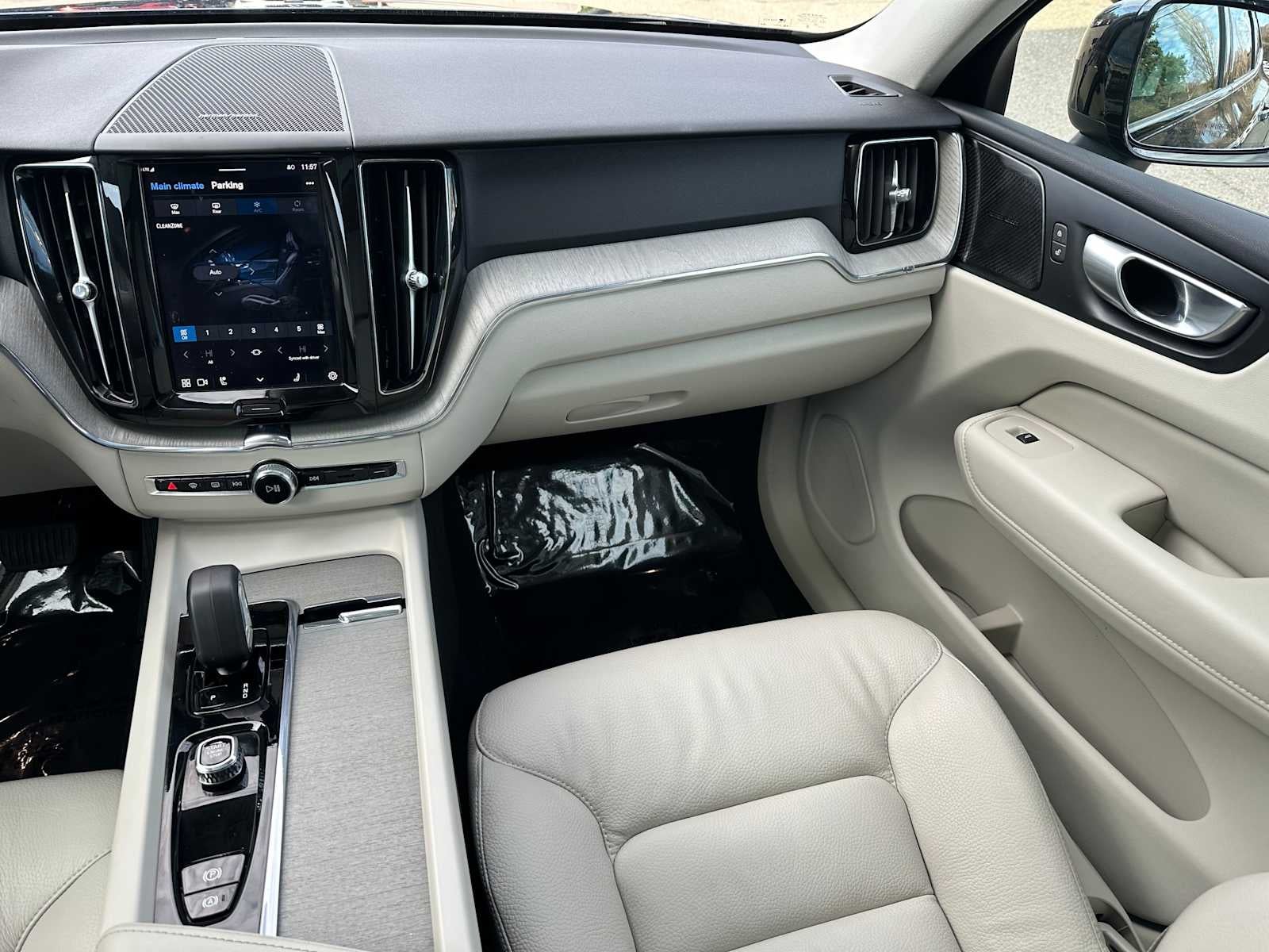 2024 Volvo XC60 Recharge Plug-In Hybrid Plus Dark Theme