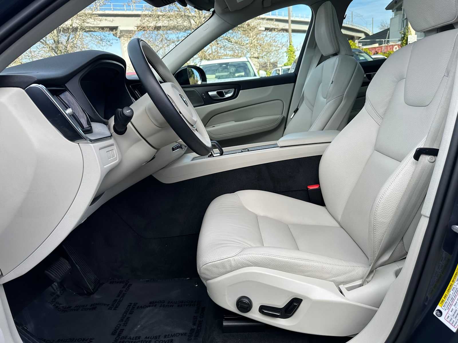 2024 Volvo XC60 Recharge Plug-In Hybrid Plus Dark Theme