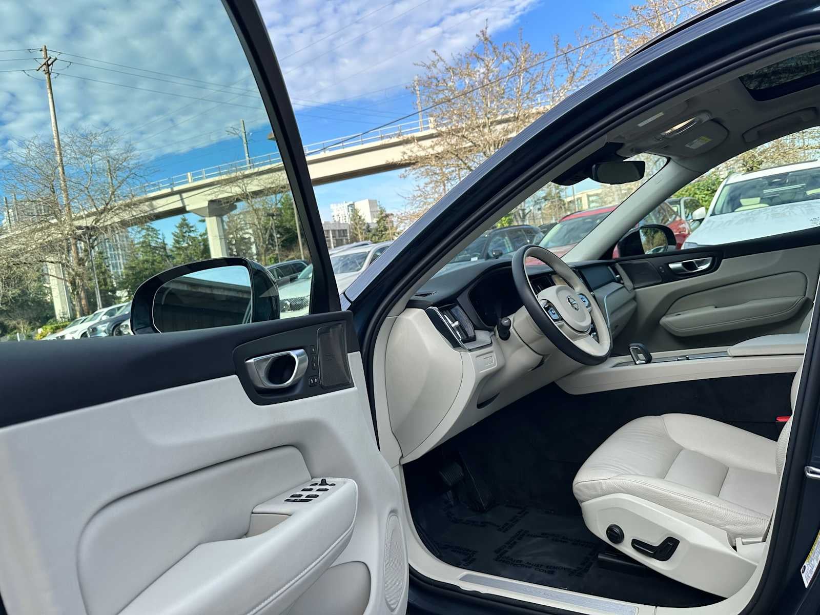 2024 Volvo XC60 Recharge Plug-In Hybrid Plus Dark Theme