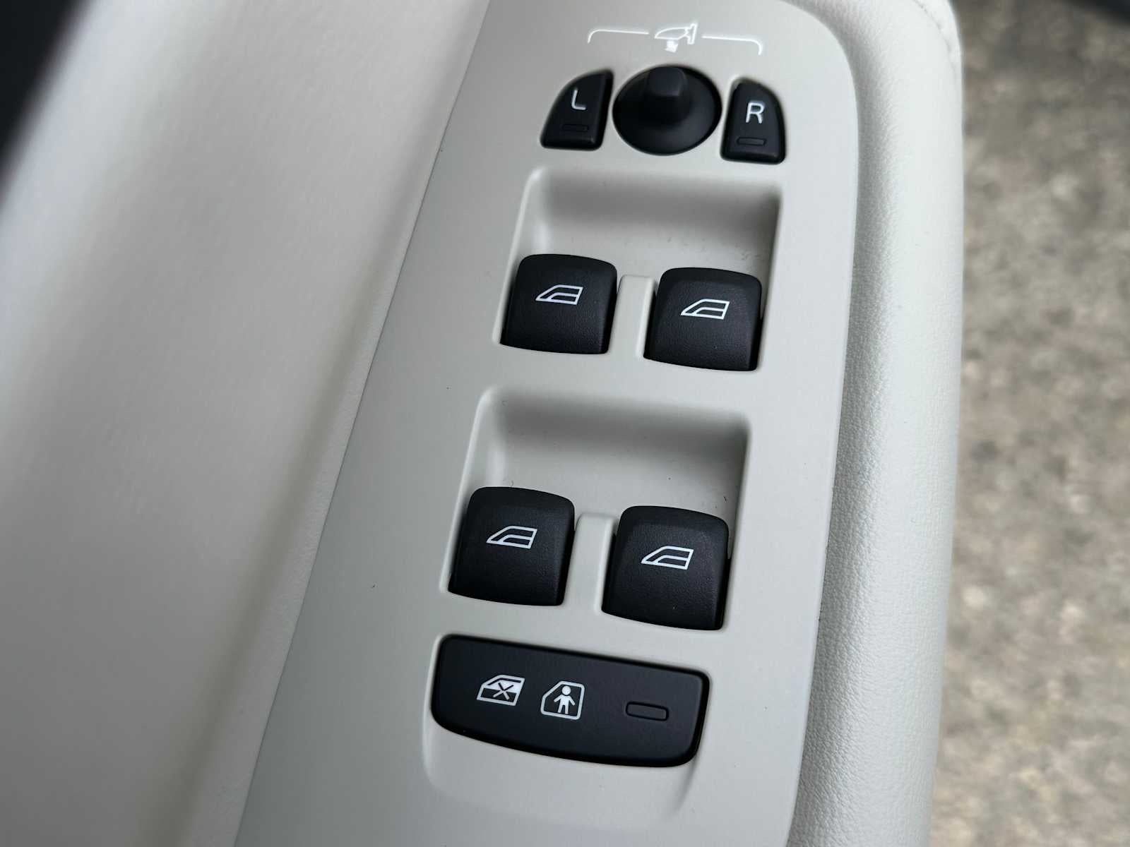 2024 Volvo XC60 Recharge Plug-In Hybrid Plus Dark Theme