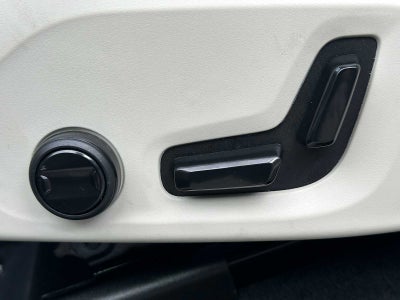 2024 Volvo XC60 Recharge Plug-In Hybrid Plus Dark Theme