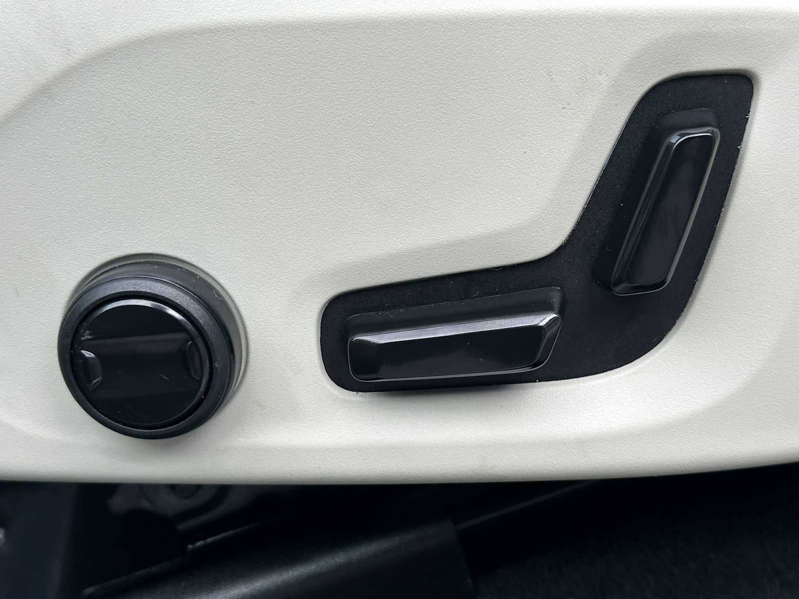 2024 Volvo XC60 Recharge Plug-In Hybrid Plus Dark Theme