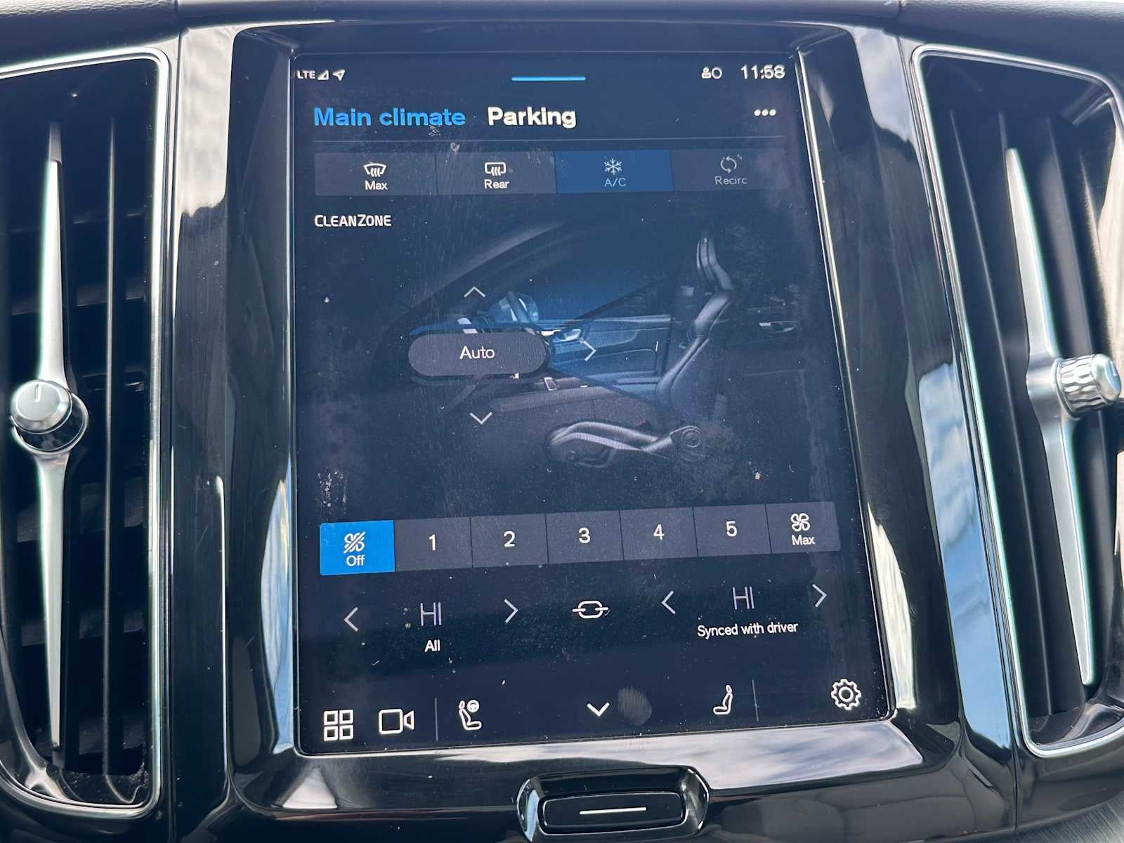 2024 Volvo XC60 Recharge Plug-In Hybrid Plus Dark Theme