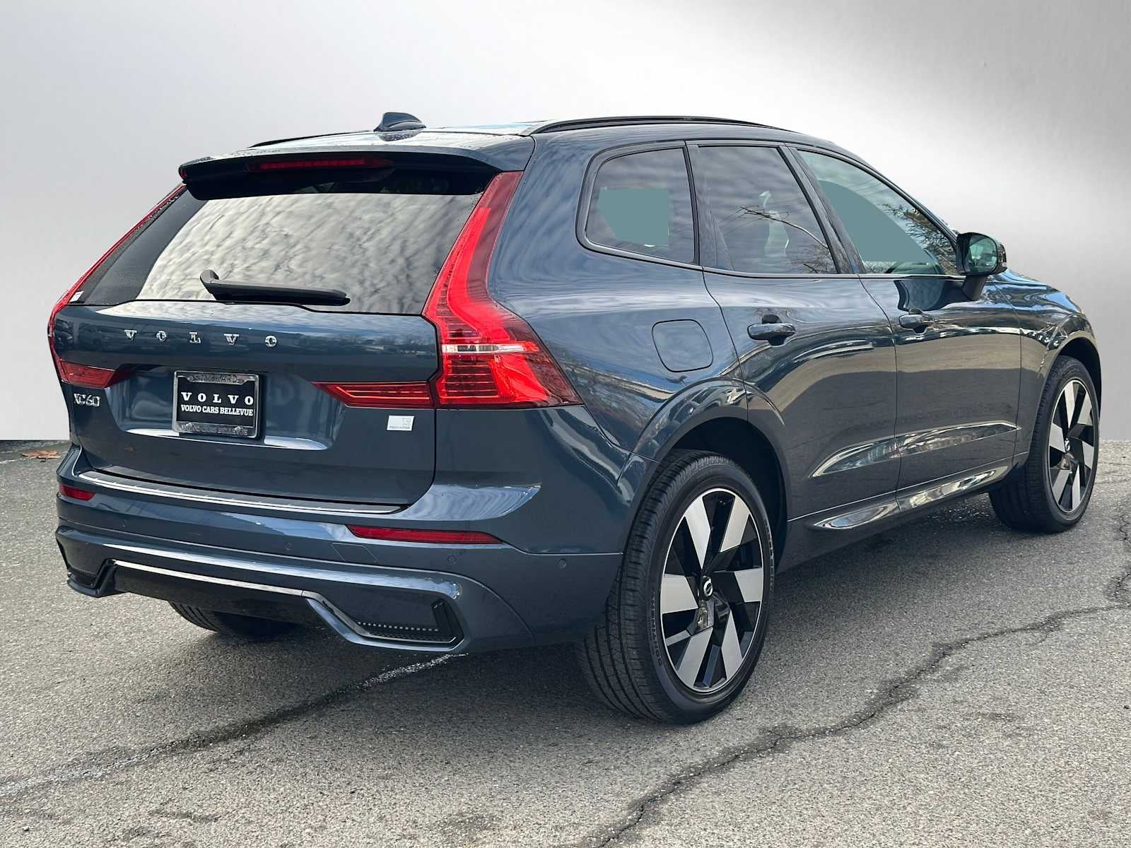 2024 Volvo XC60 Recharge Plug-In Hybrid Plus Dark Theme