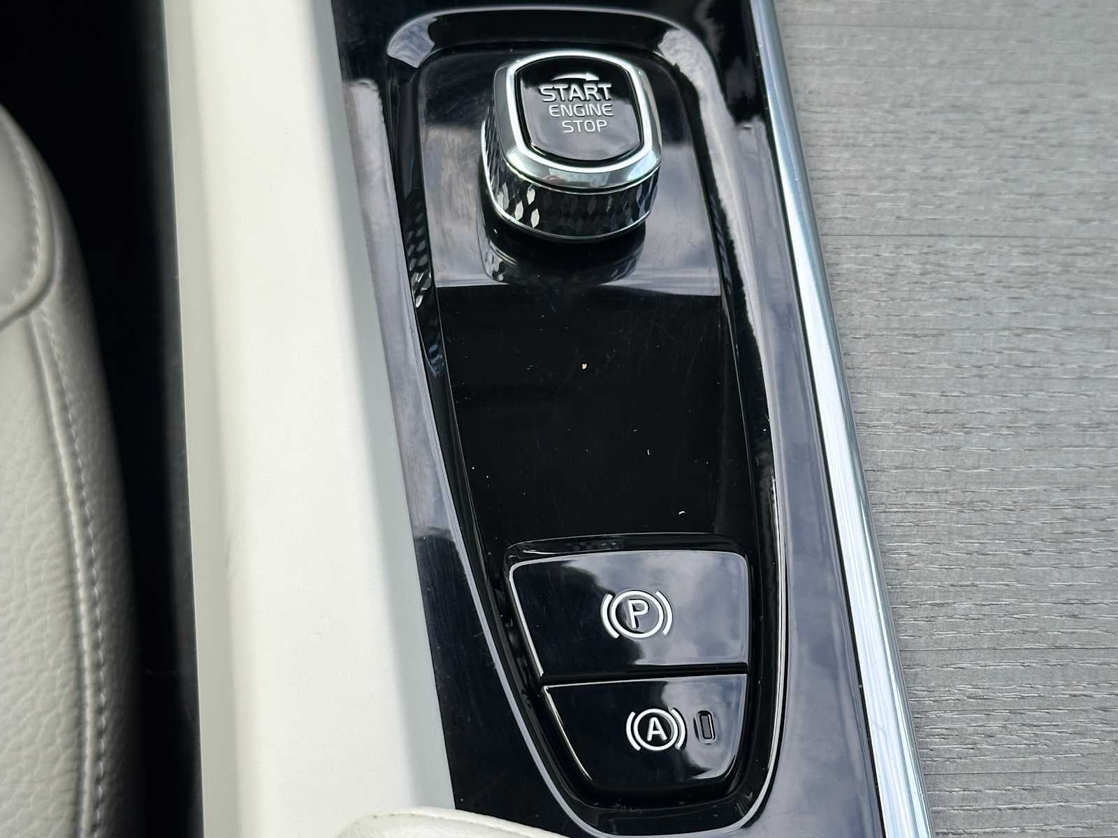 2024 Volvo XC60 Recharge Plug-In Hybrid Plus Dark Theme