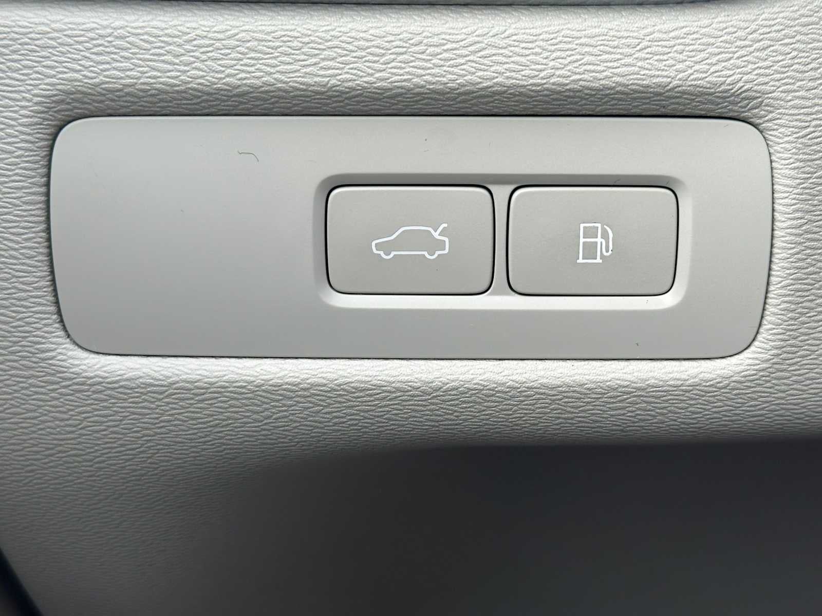 2024 Volvo XC60 Recharge Plug-In Hybrid Plus Dark Theme