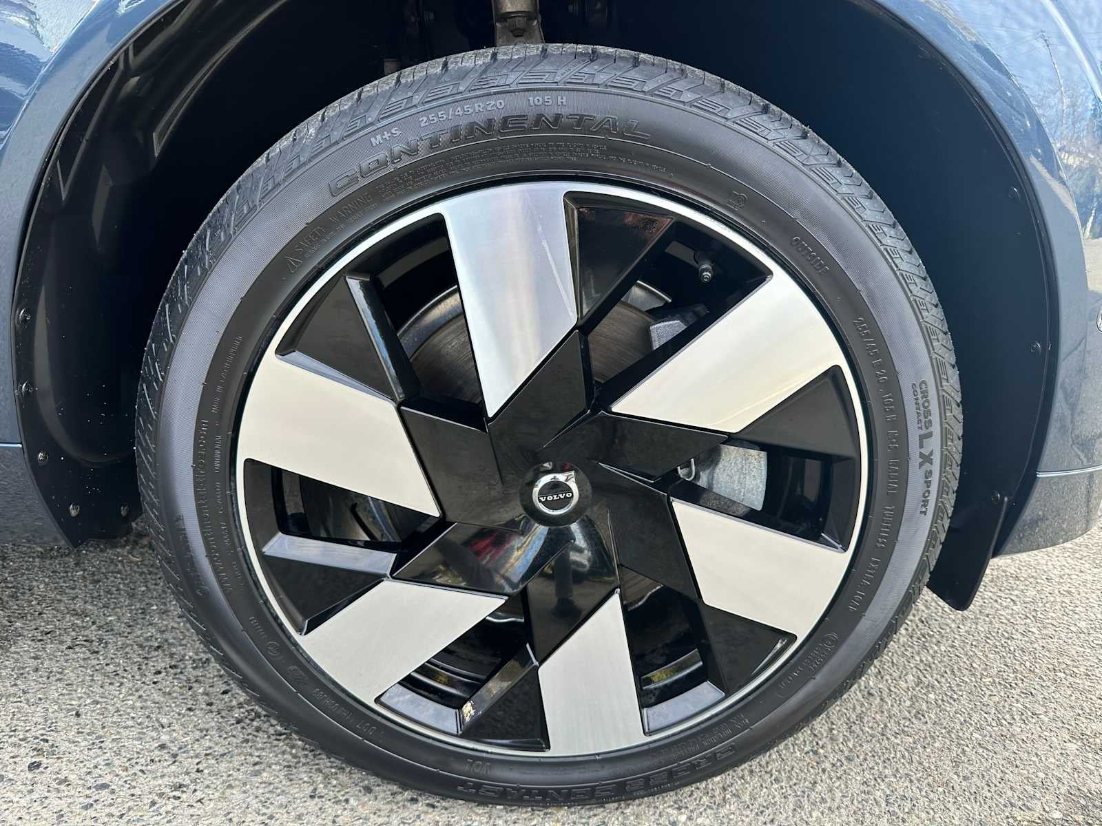 2024 Volvo XC60 Recharge Plug-In Hybrid Plus Dark Theme