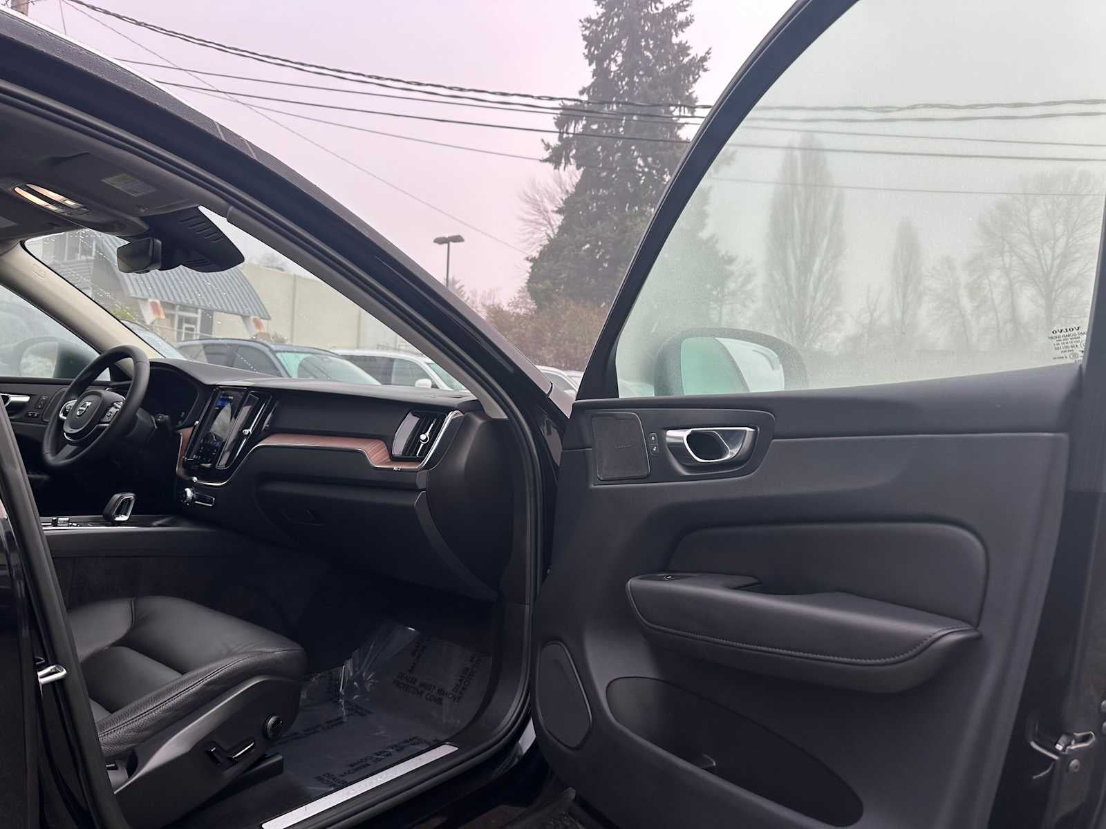 2023 Volvo XC60 Recharge Plug-In Hybrid Plus Bright Theme