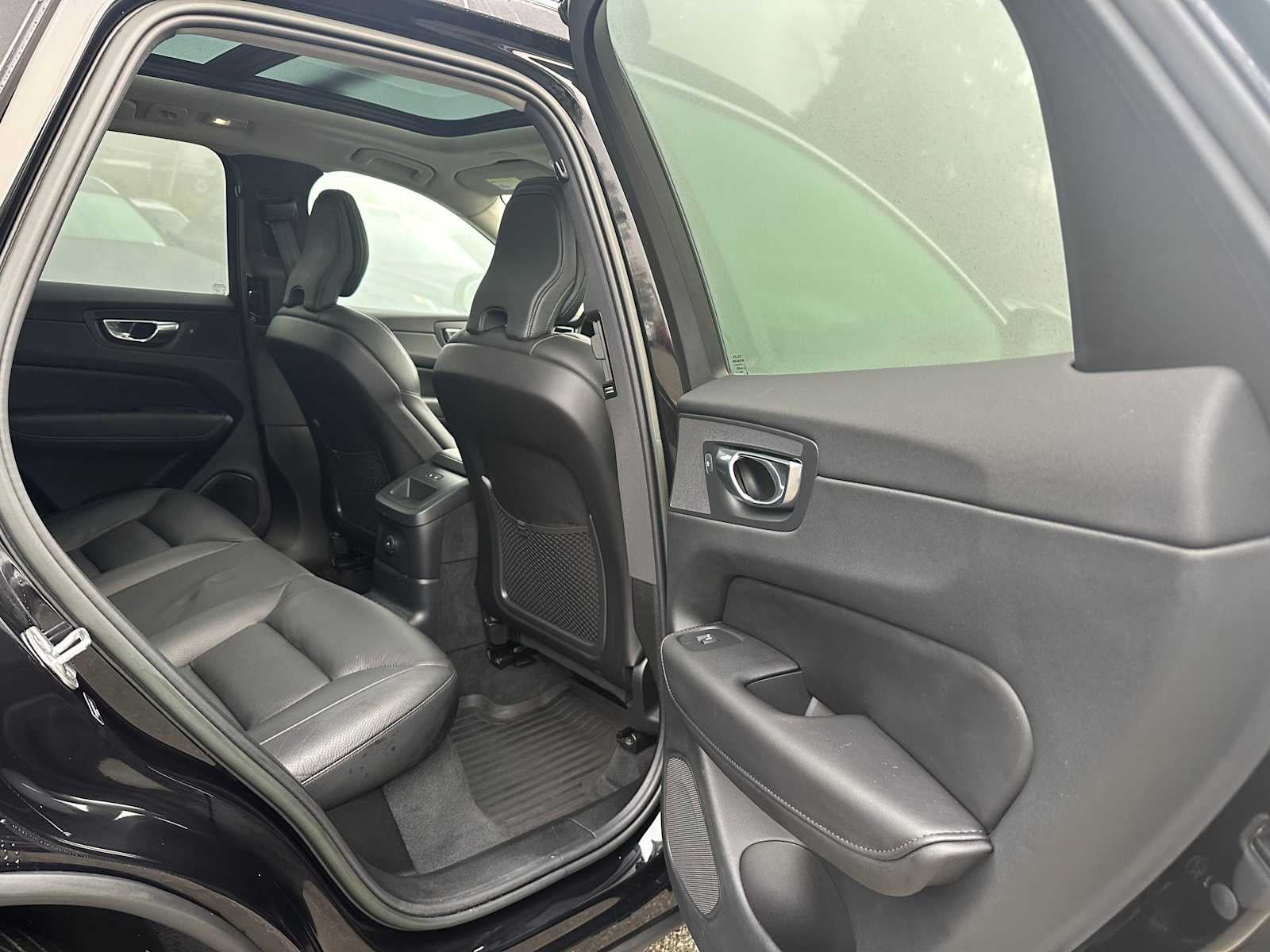 2023 Volvo XC60 Recharge Plug-In Hybrid Plus Bright Theme