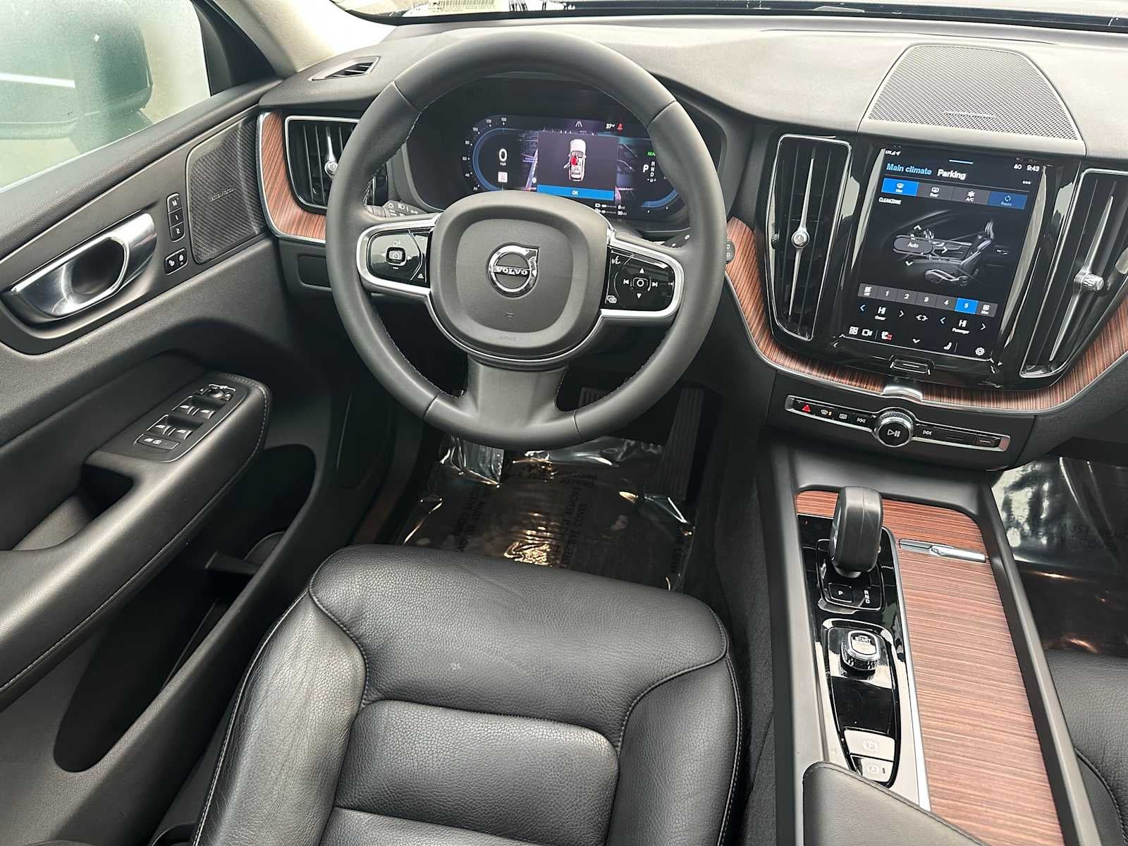 2023 Volvo XC60 Recharge Plug-In Hybrid Plus Bright Theme