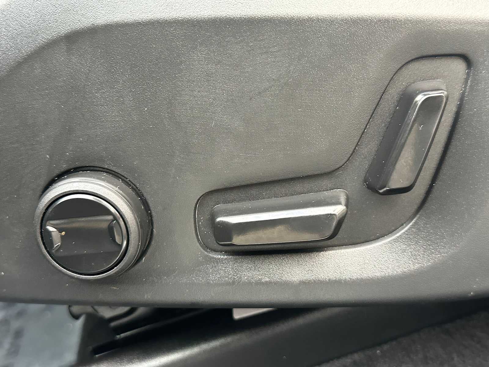 2023 Volvo XC60 Recharge Plug-In Hybrid Plus Bright Theme