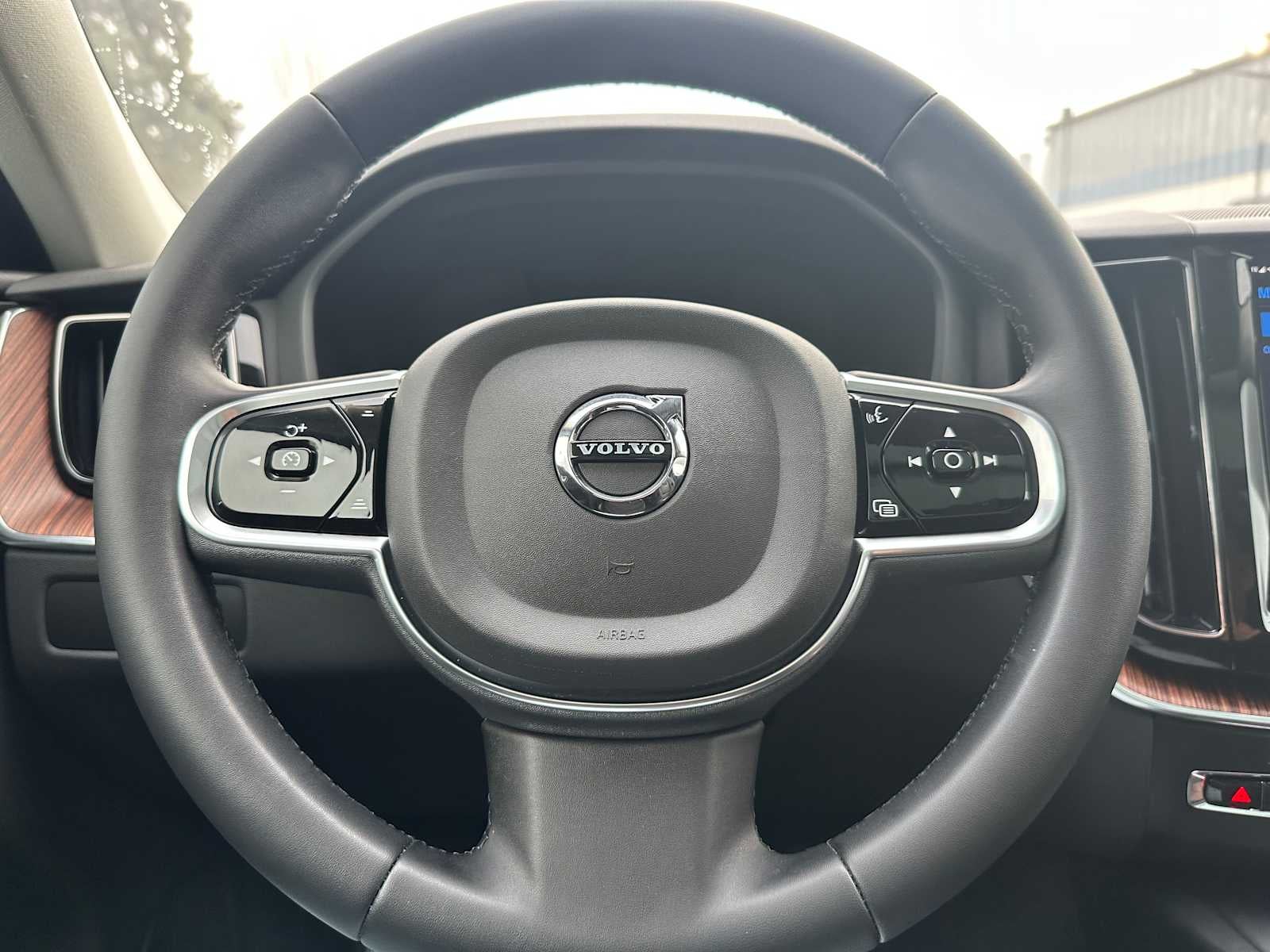 2023 Volvo XC60 Recharge Plug-In Hybrid Plus Bright Theme