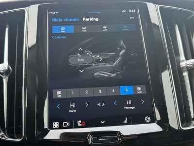 2023 Volvo XC60 Recharge Plug-In Hybrid Plus Bright Theme